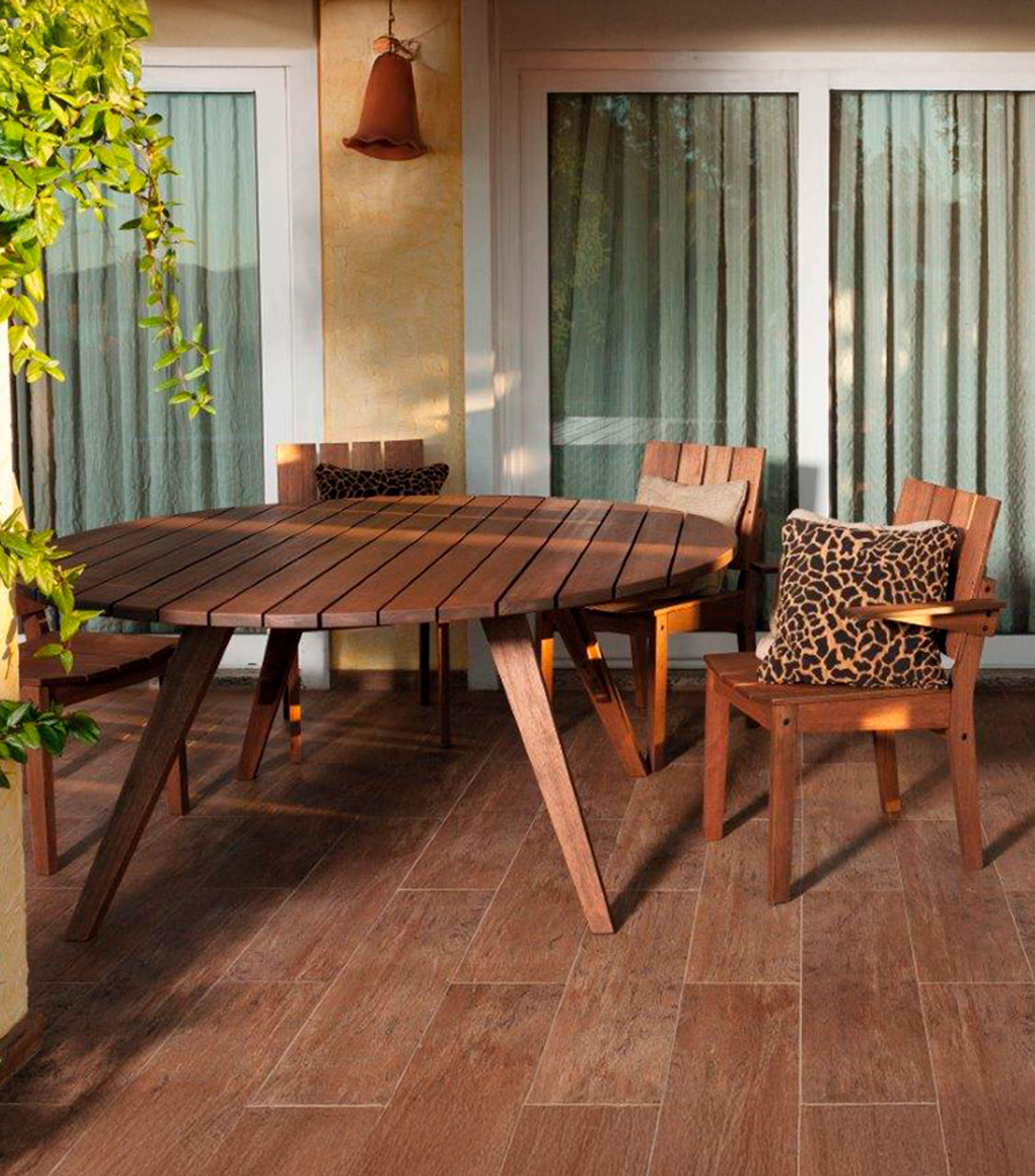 Mesa de comedor exterior redonda Timbó en madera