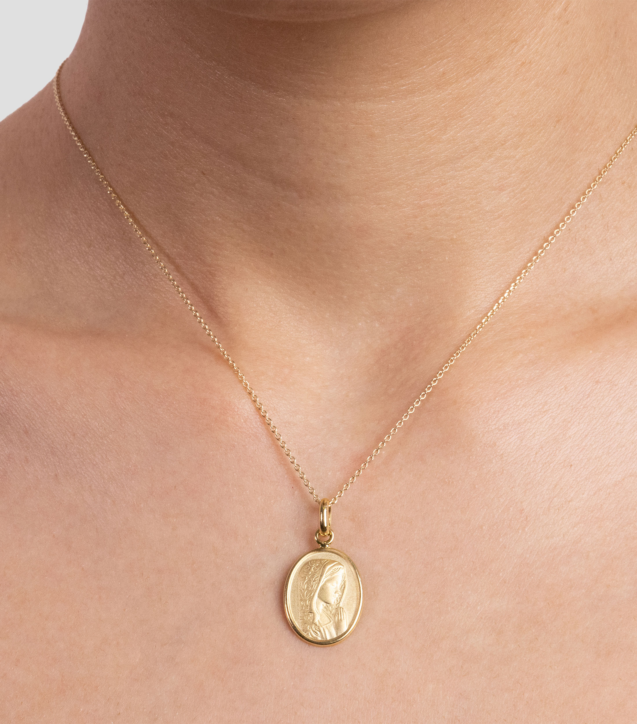 Medalla Madona manto oval en Oro amarillo de 14 Kilates Mujer