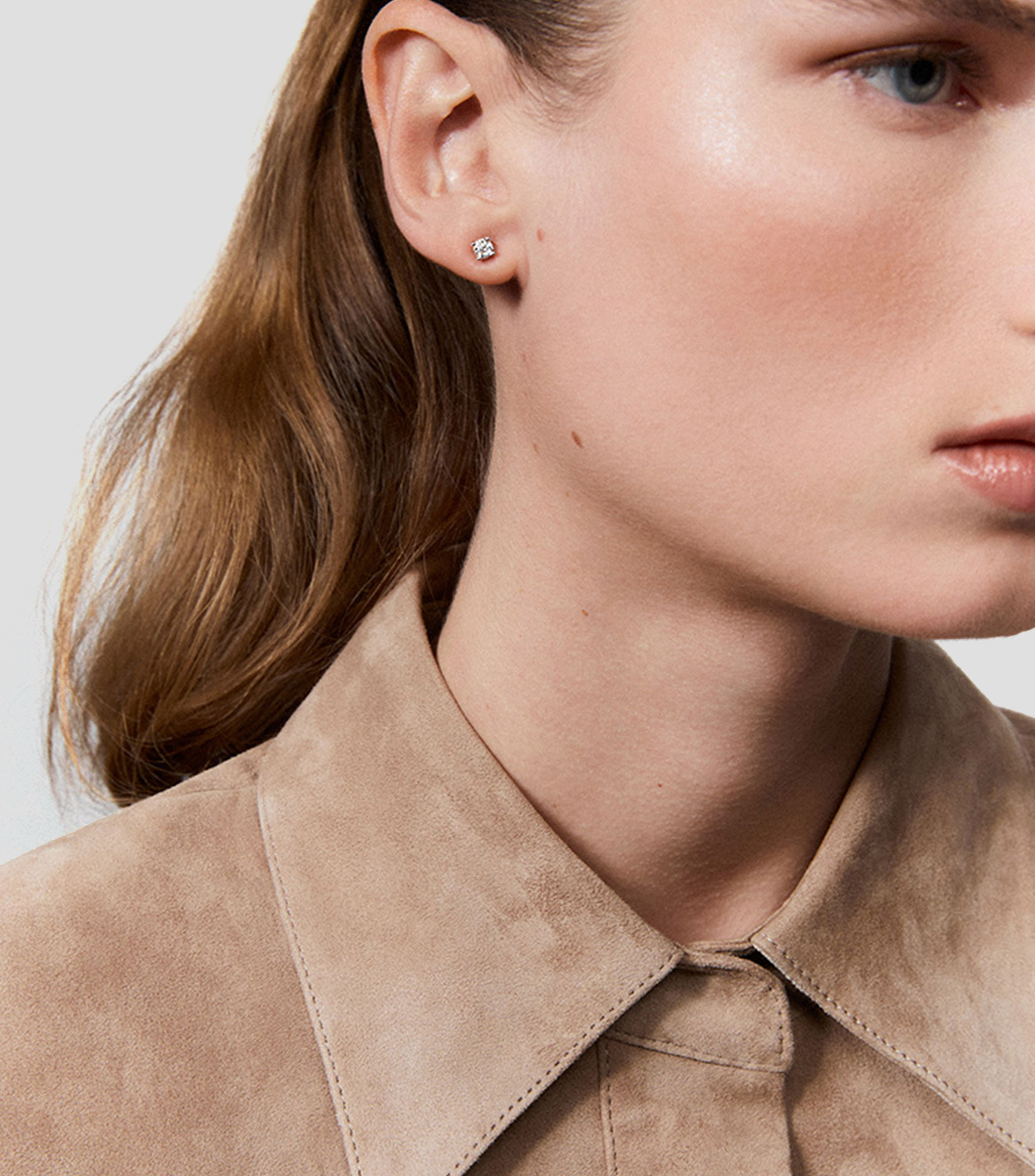 Aretes Solitario de Oro Blanco de 18 Kilates con Diamante Mujer
