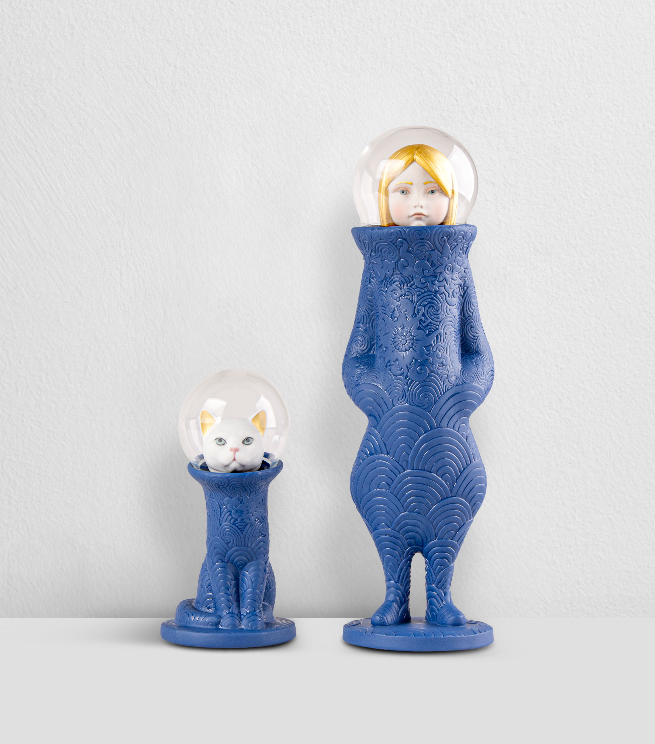 Niña y Gato Cosmic en Porcelana