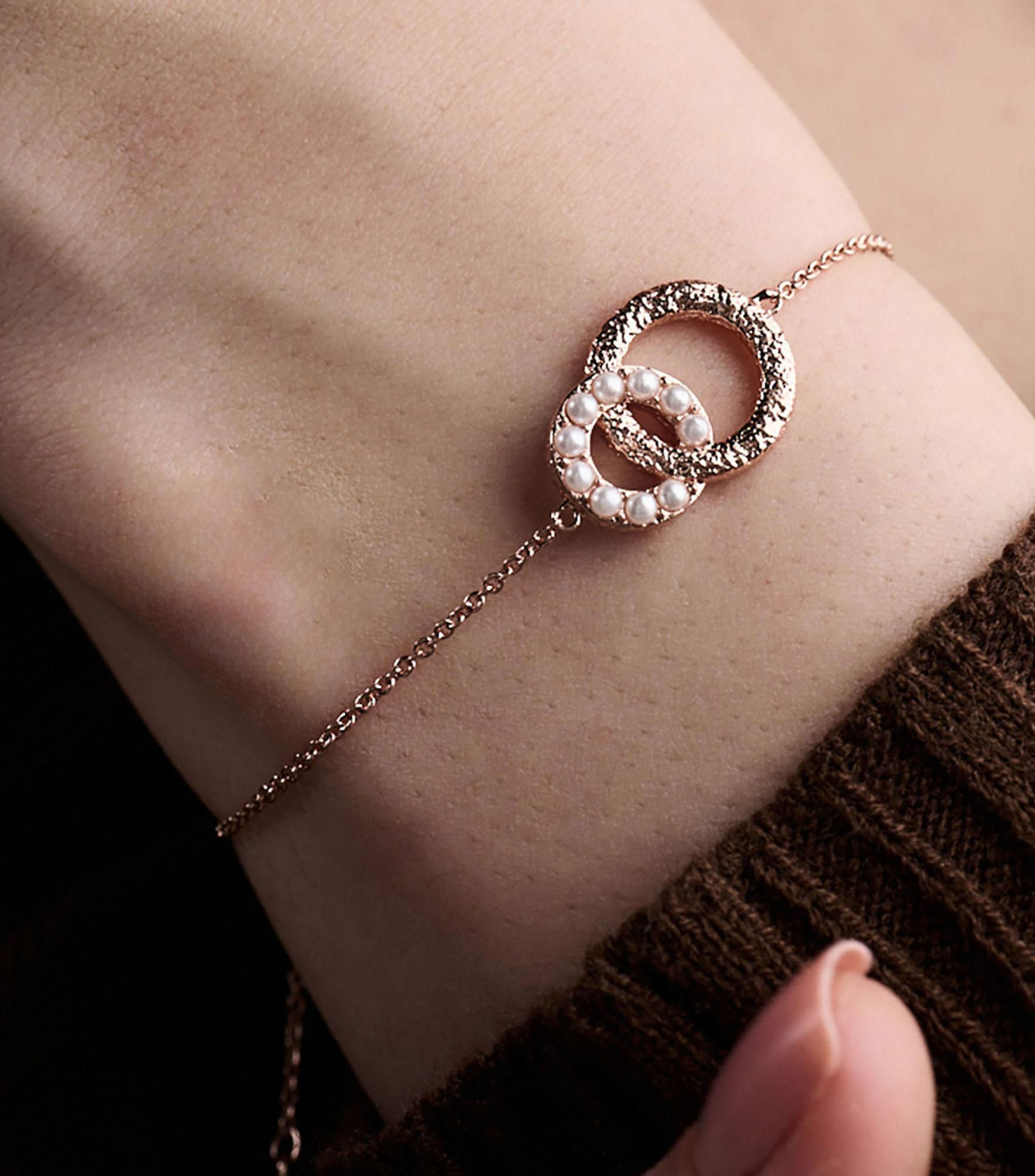 Pulsera con dije de aros entrelazados con perlas Classics Mujer