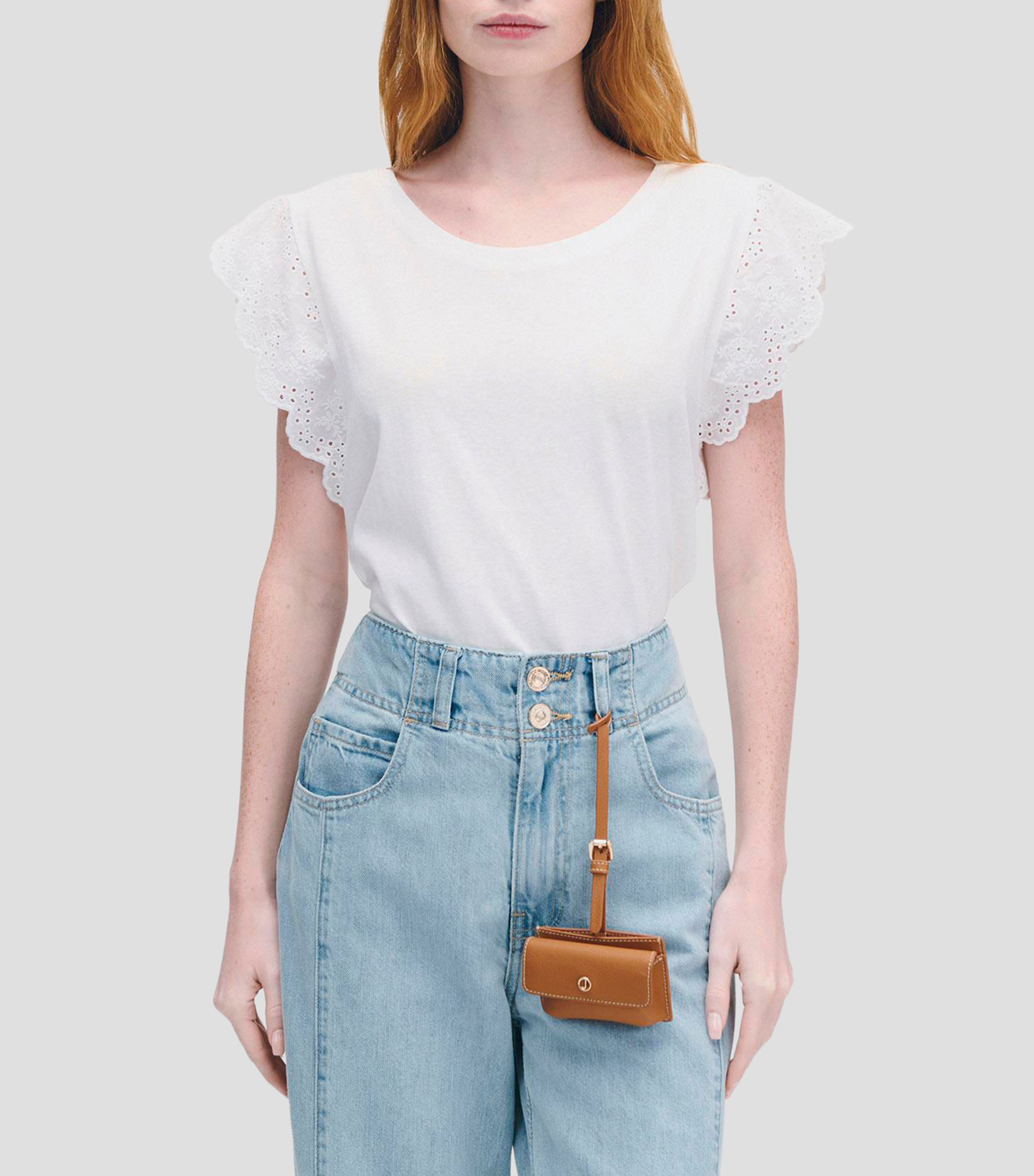 Blusa Blanca Tipo Playera Manga Escarola Bordada Escote Redondo Mujer