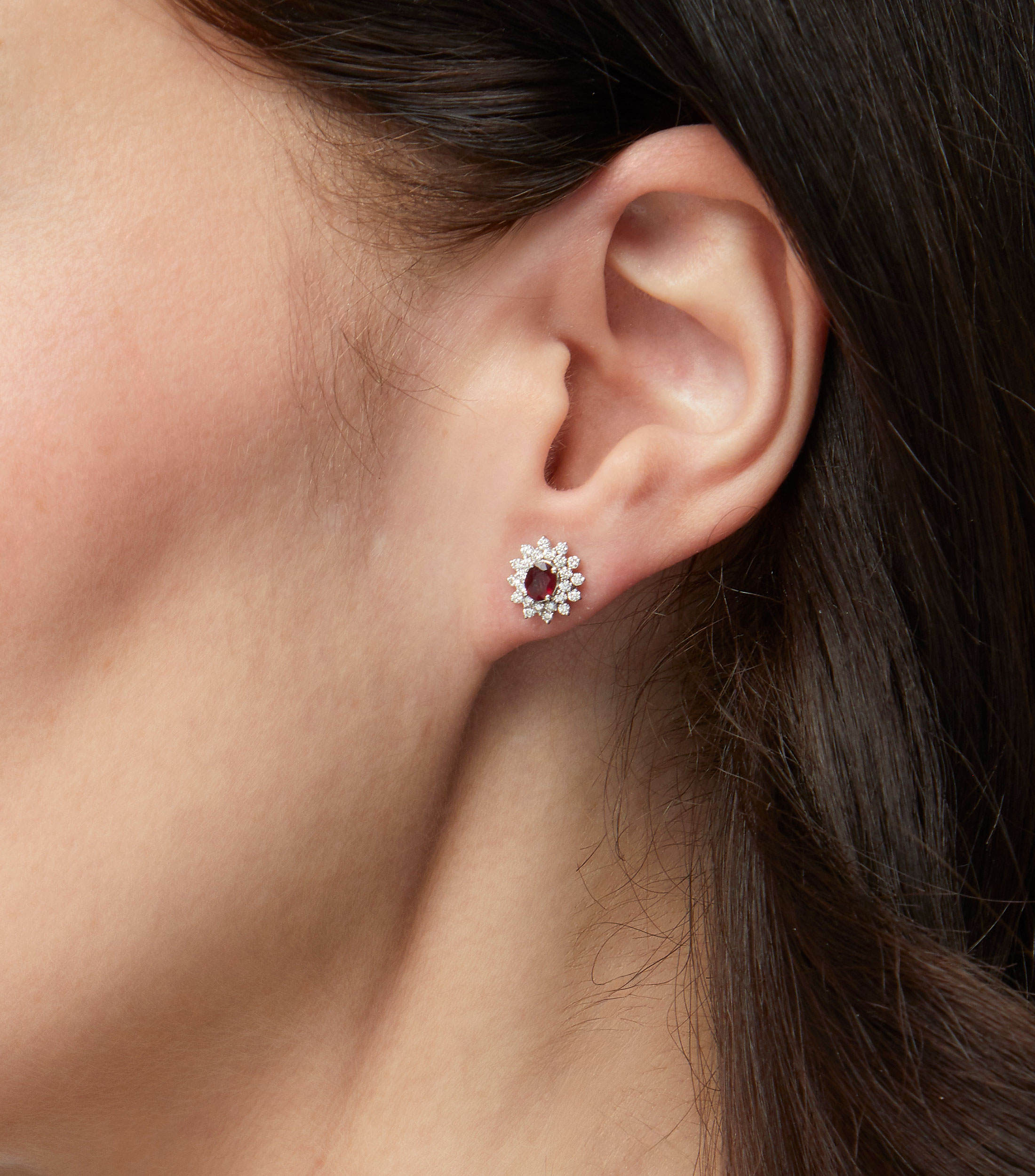 Aretes en oro blanco de 14 kilates con rubí Mujer