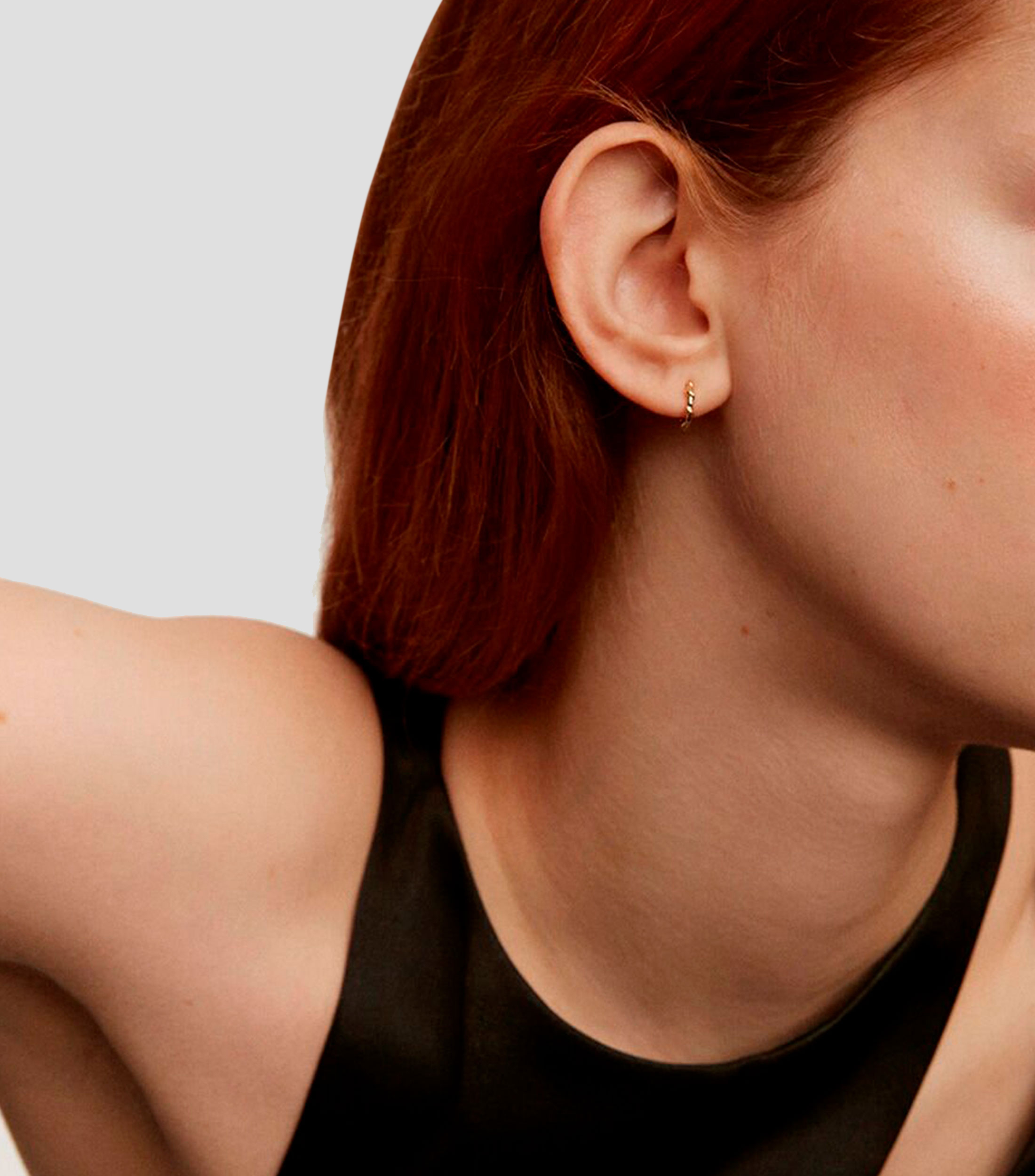 Arete en oro amarillo de 9 kilates en forma de aro con textura Goldie Mujer