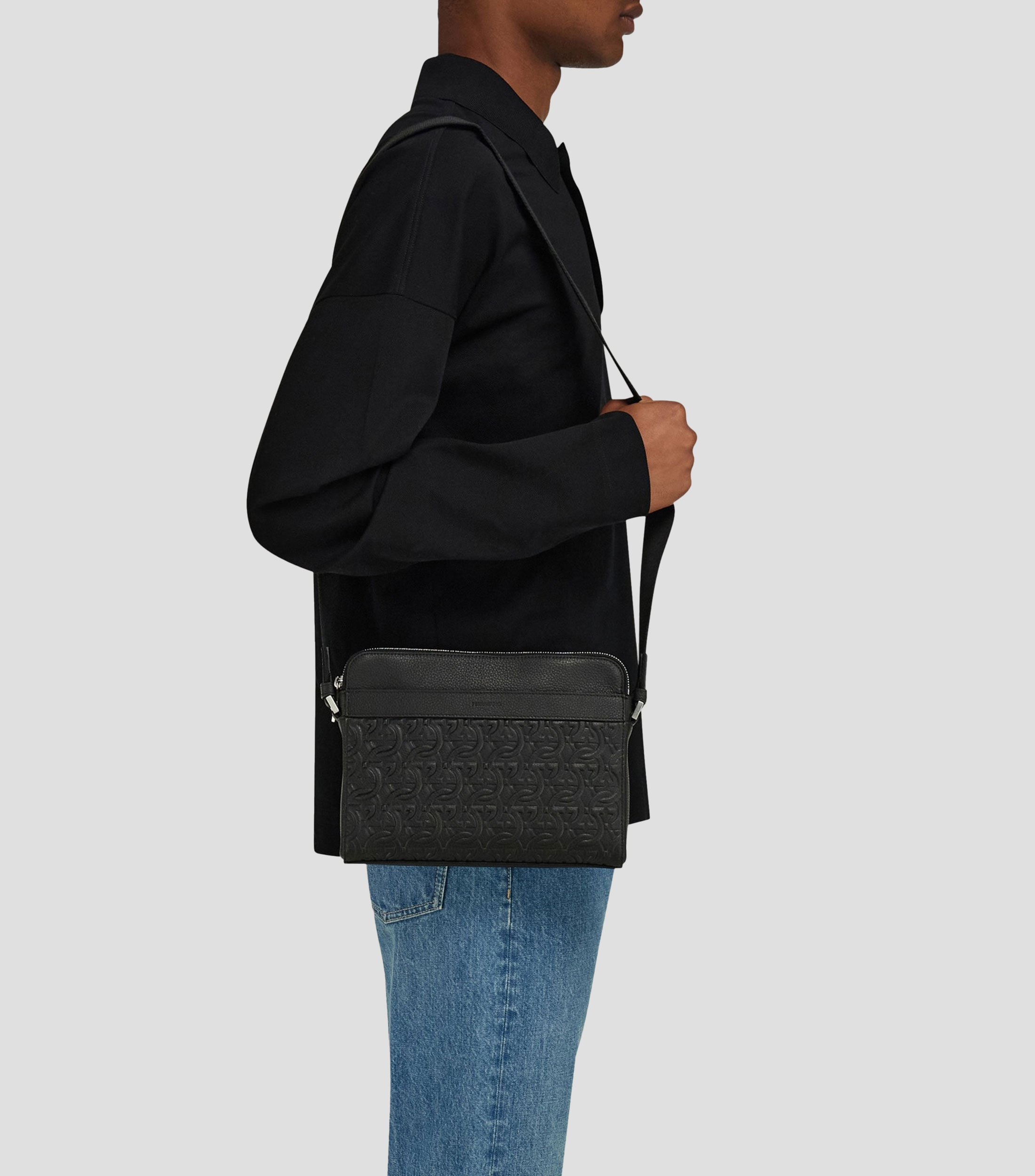Bolso Shoulder en piel con gofrado Gancini Hombre