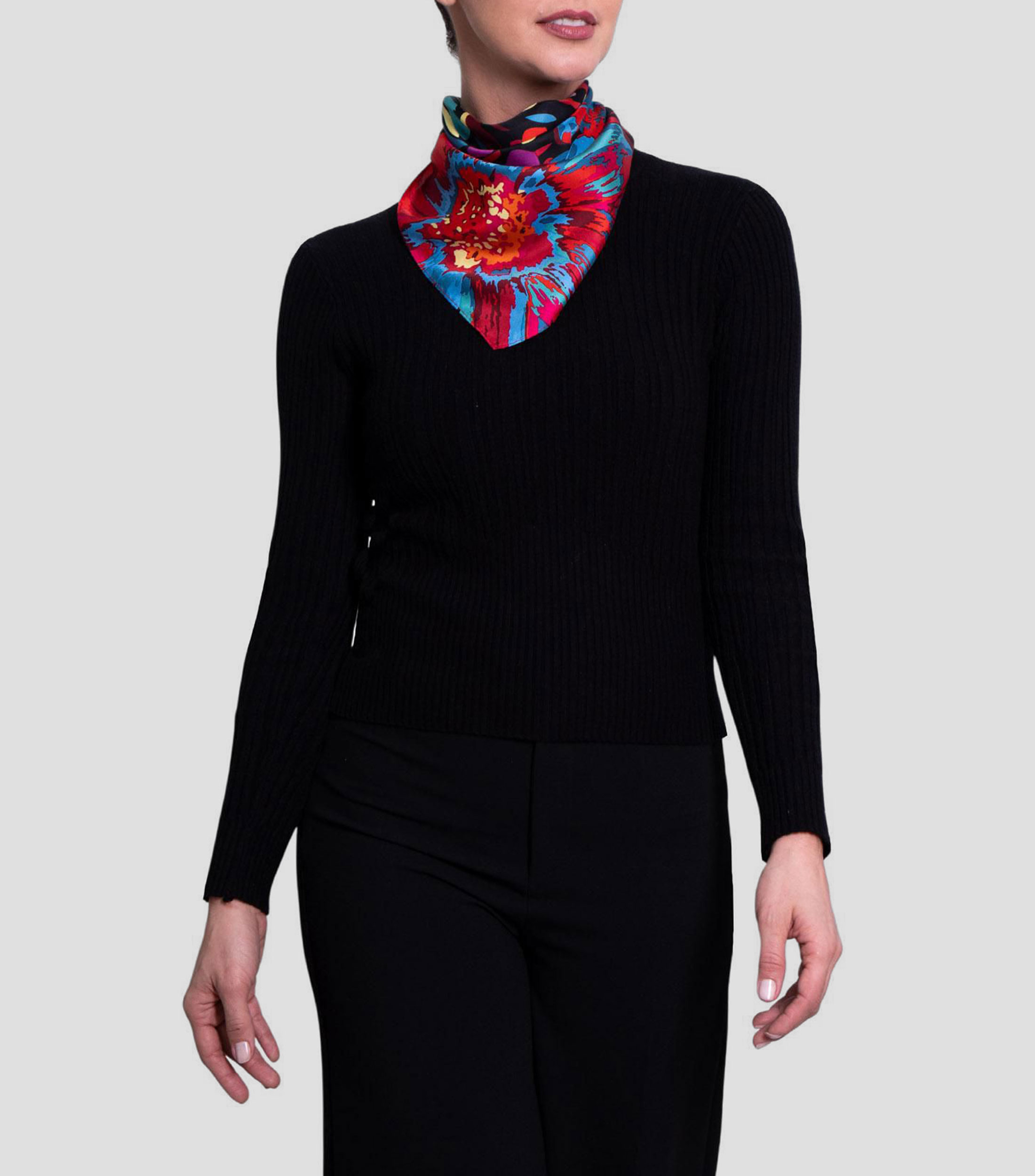 Mascada en seda negro con azul estampada Mujer