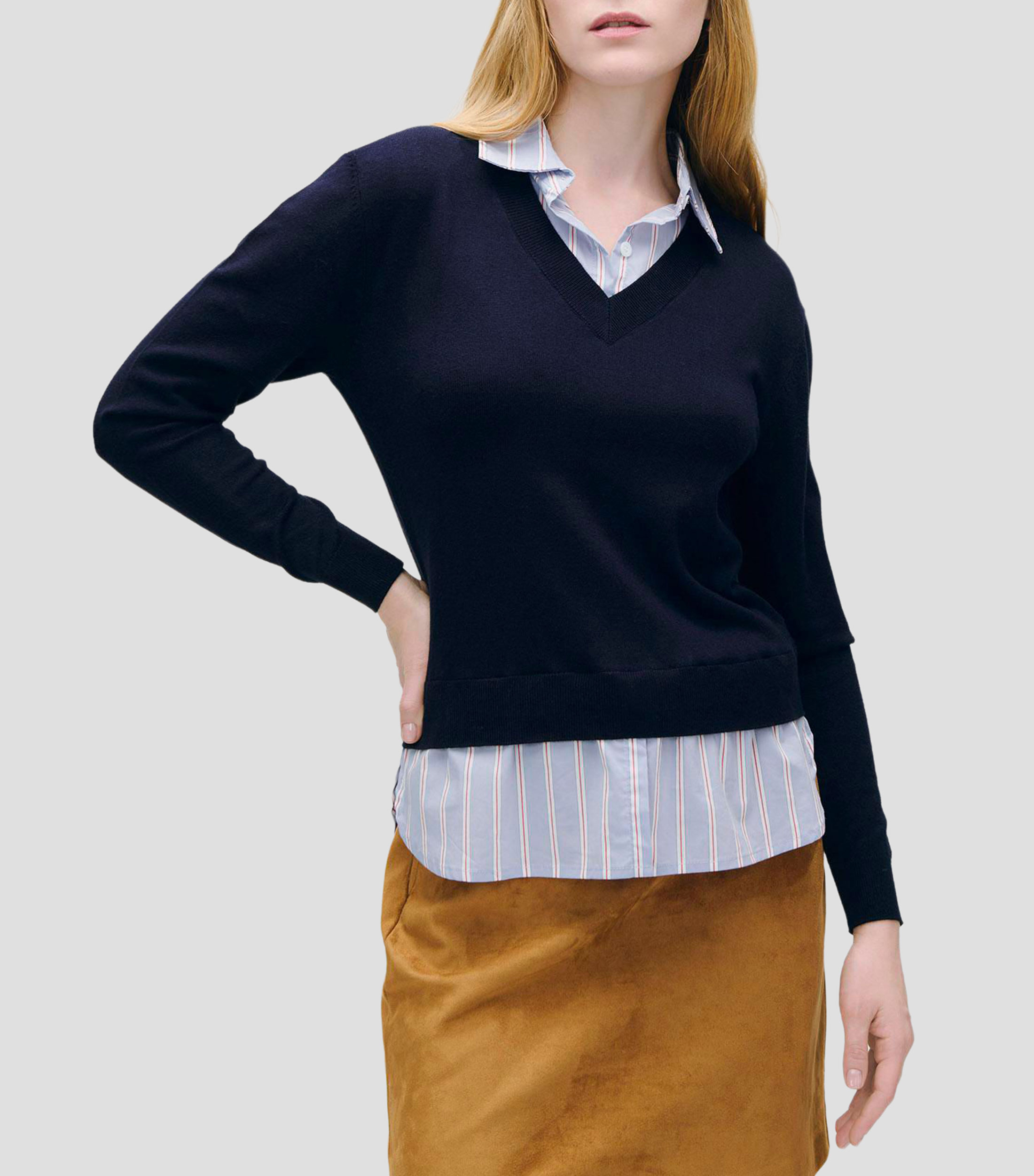 Suéter tejido de punto índigo escote v camisa a rayas simulada Mujer