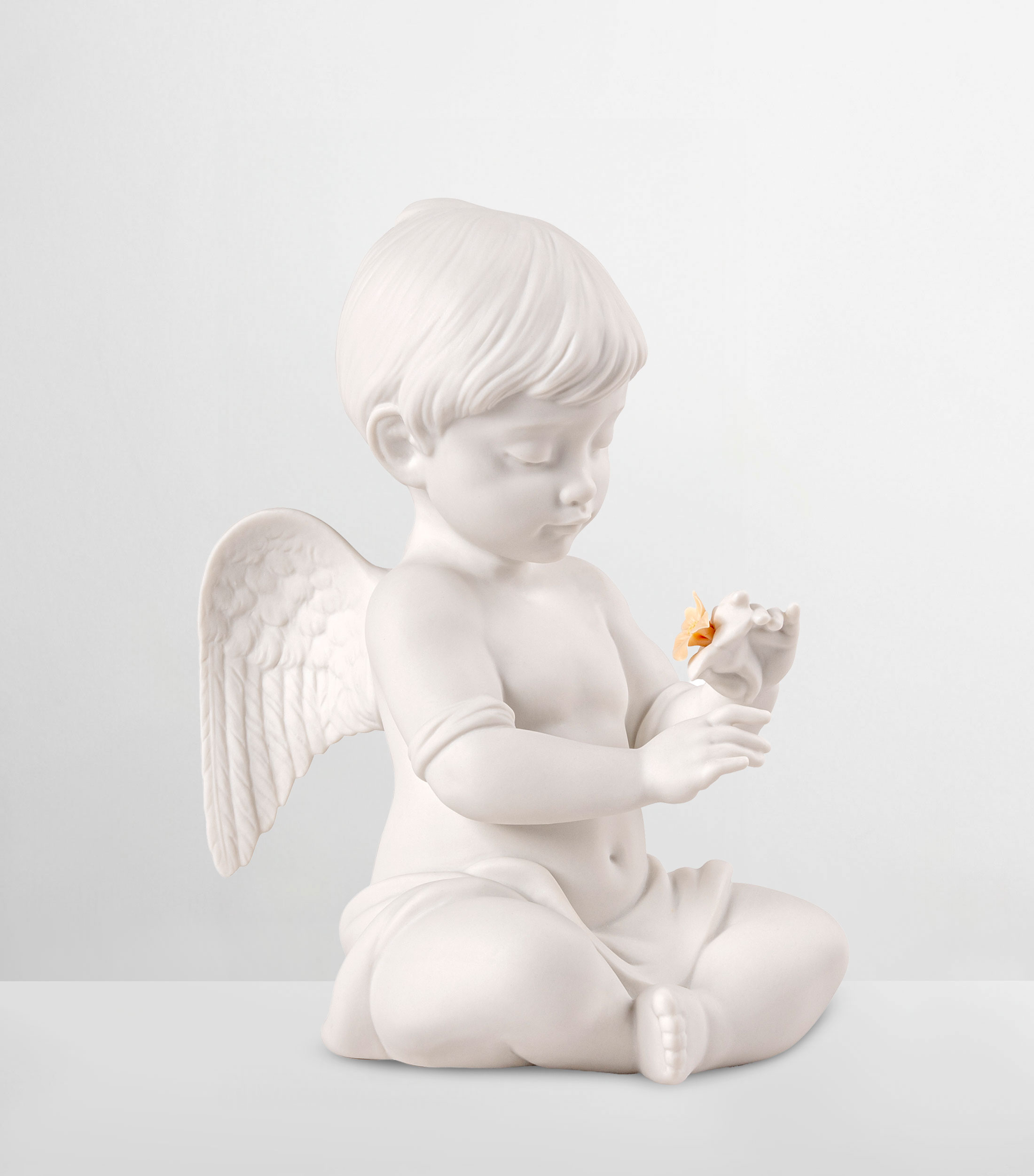 Escultura Ángel con flor en porcelana