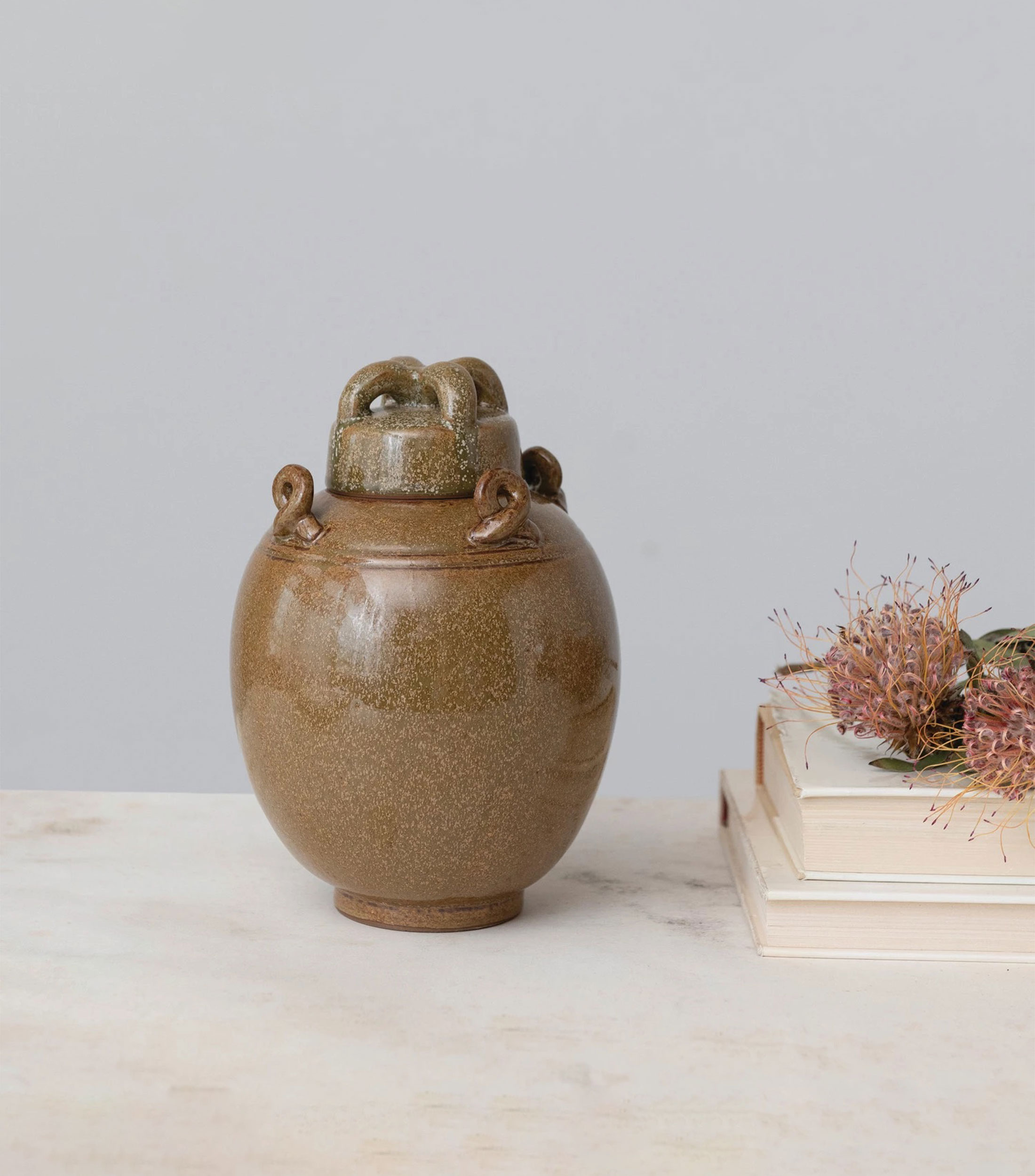 Jarrón decorativo con tapa en gres