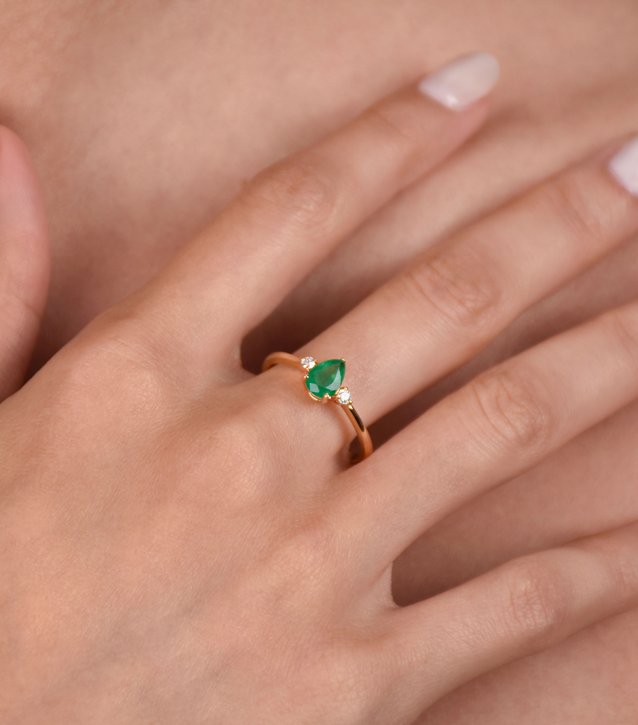 Anillo en Oro de 18 Kilates con Piedras Mujer