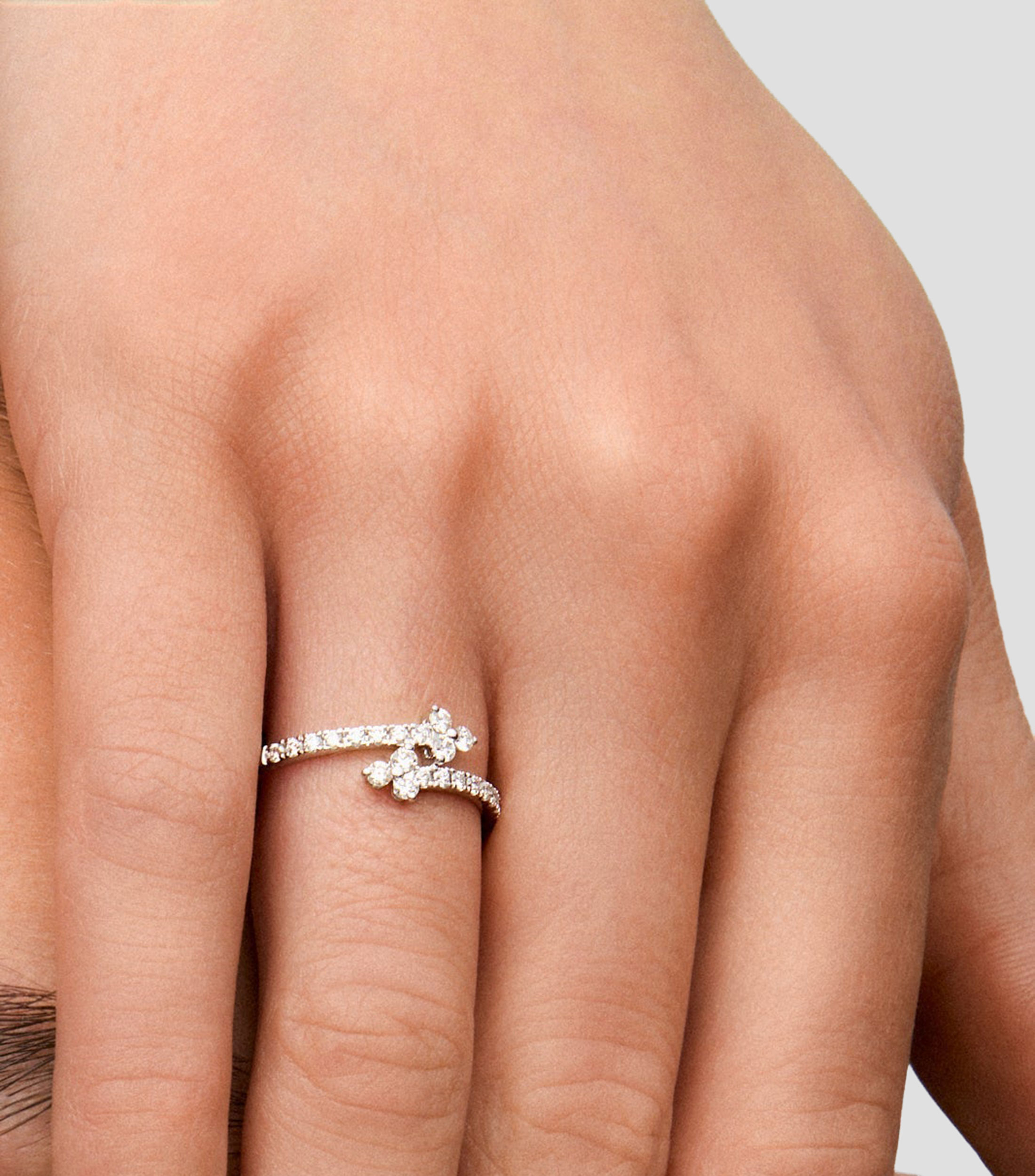 Anillo en Oro blanco de 18 Kilates Tris con diamantes Mujer