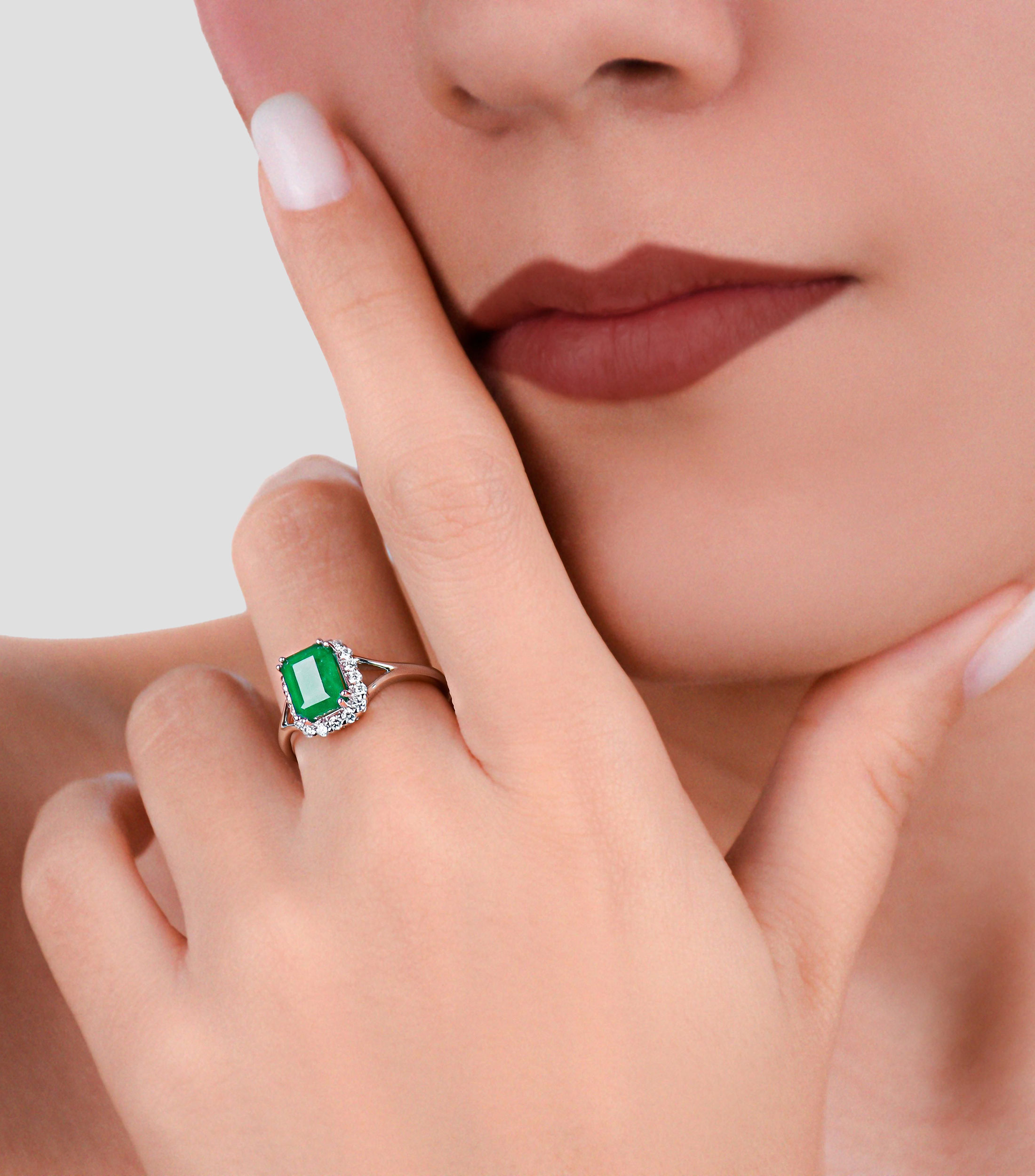 Anillo en Oro blanco de 18 Kilates con esmeralda y diamantes Mujer