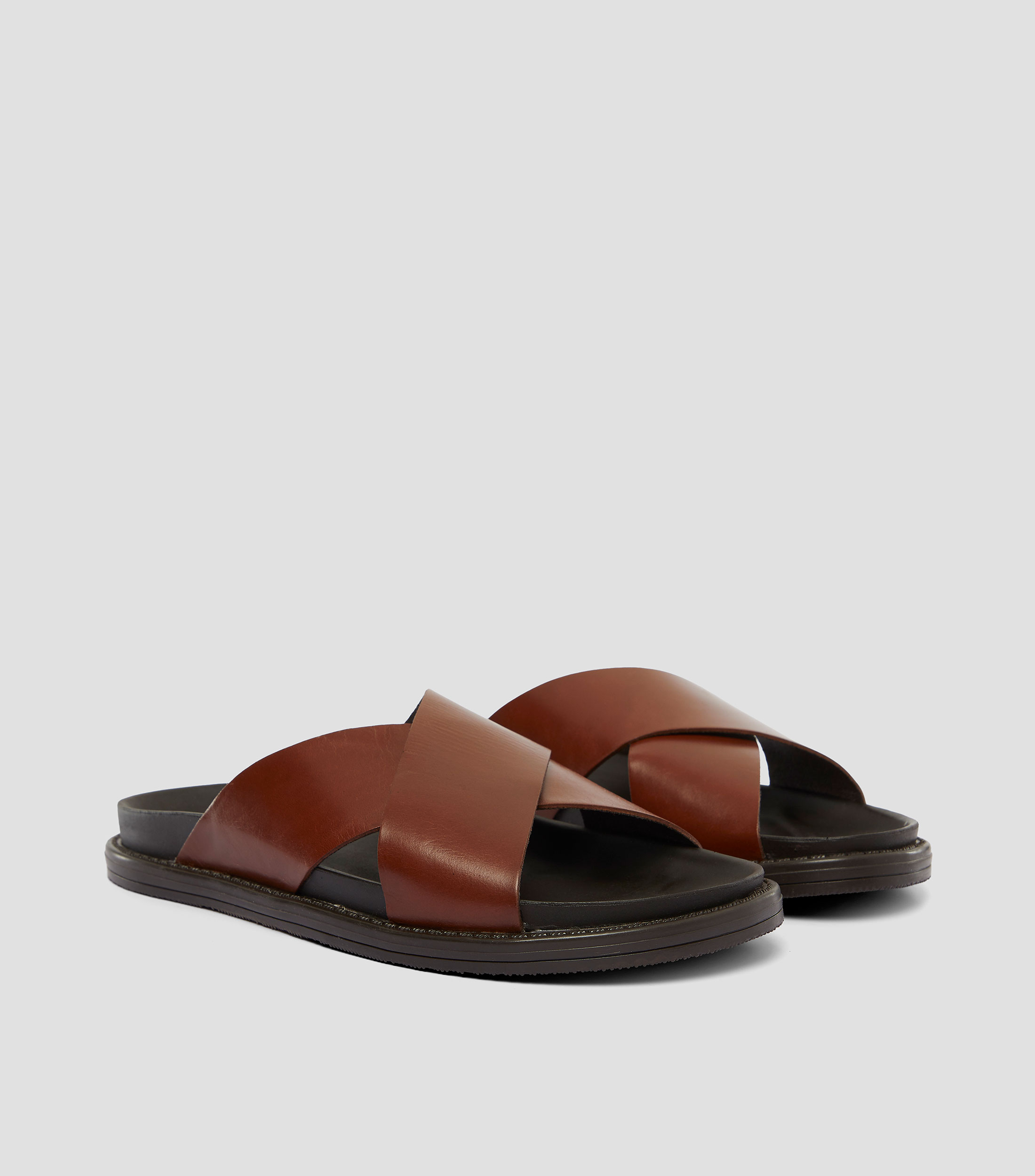Sandalias planas en piel Hombre