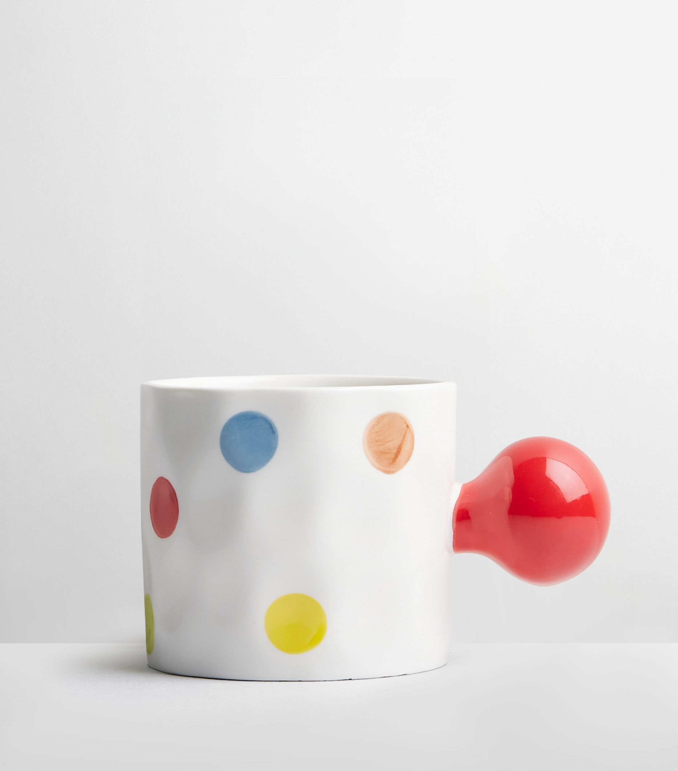 Taza blanca con polkadots