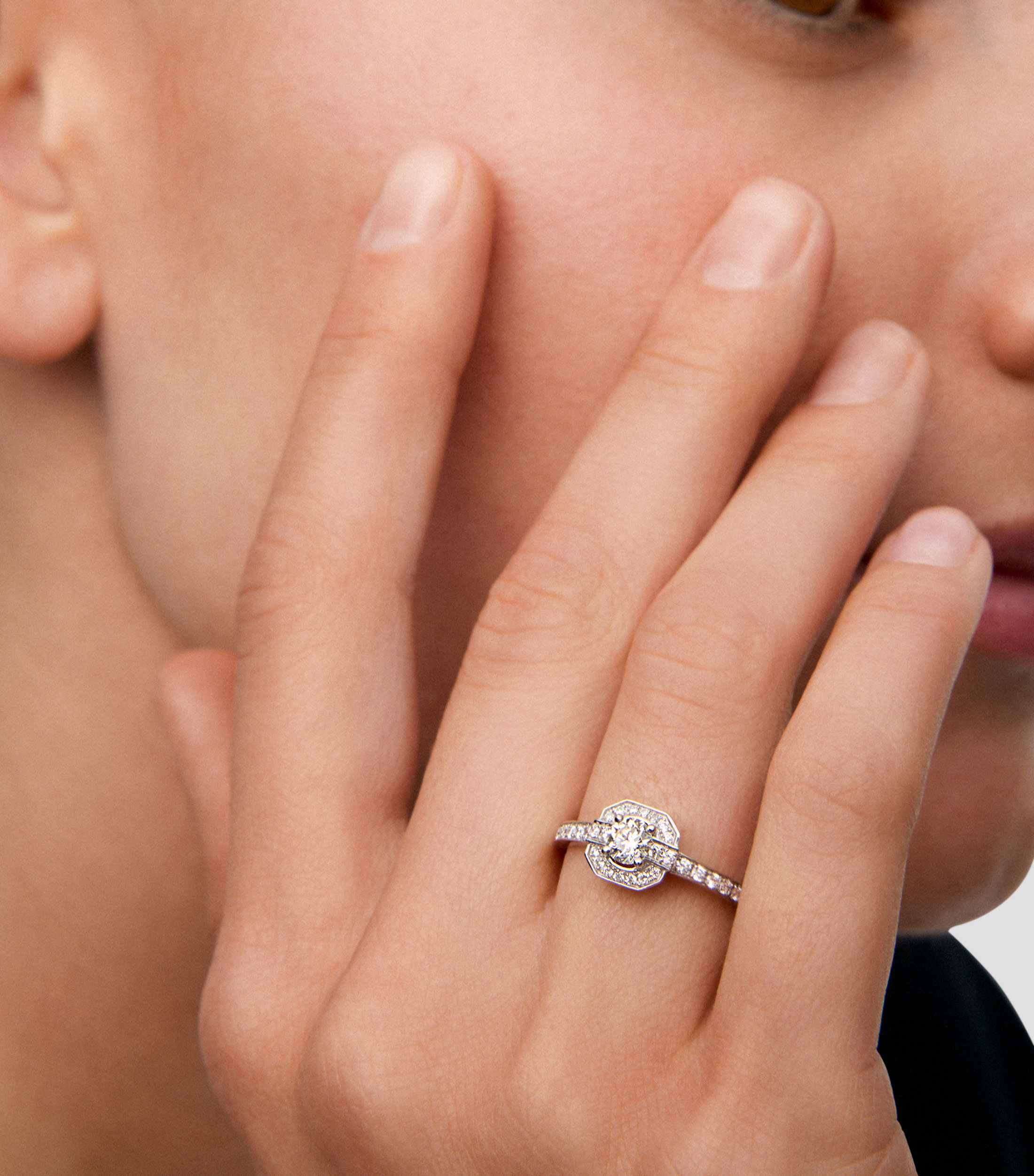 Anillo en Oro blanco de 18 Kilates con diamantes Mujer