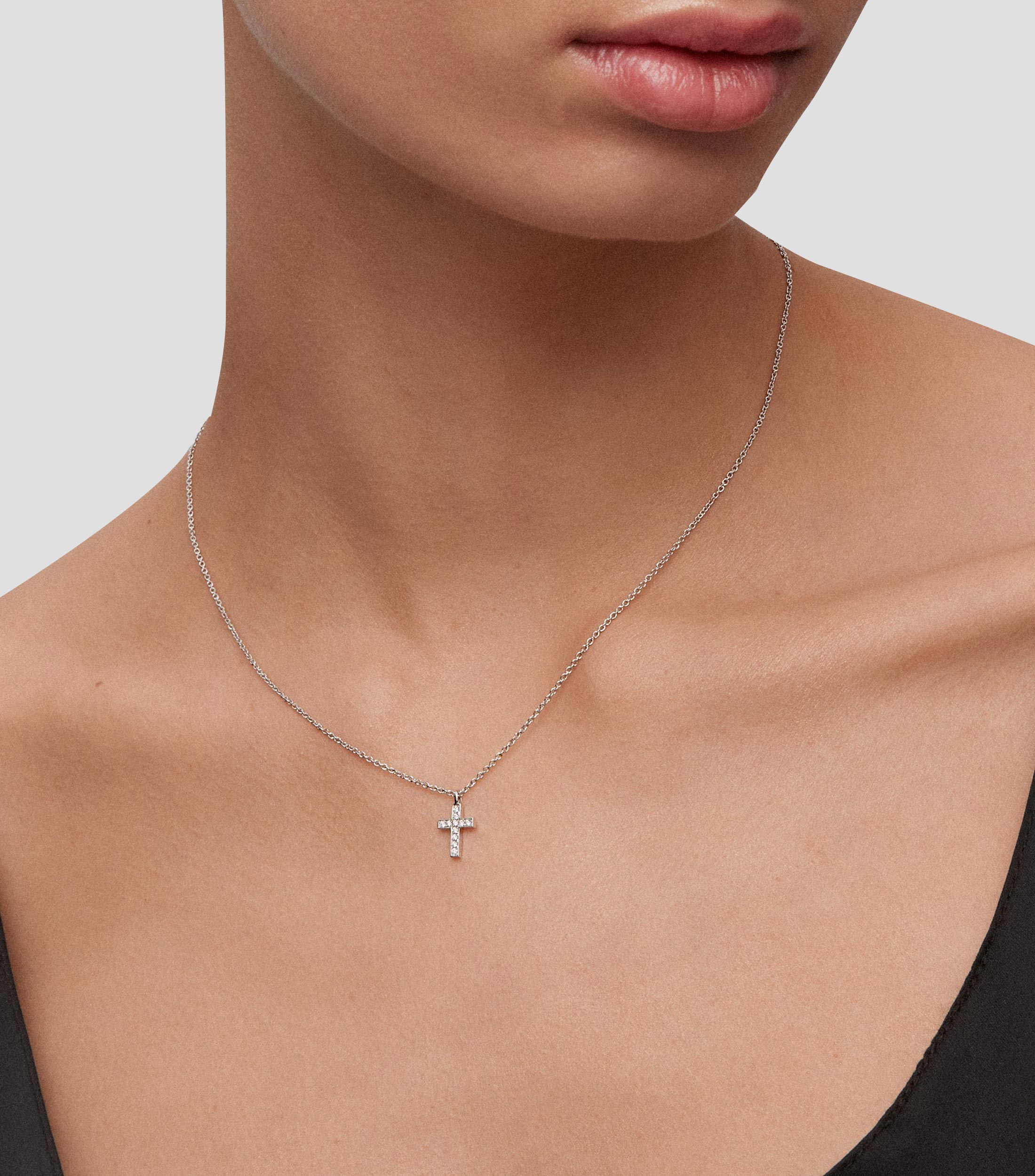 Colgante en oro blanco 18 Kilates e incrustaciones de diamantes Cruz Mujer
