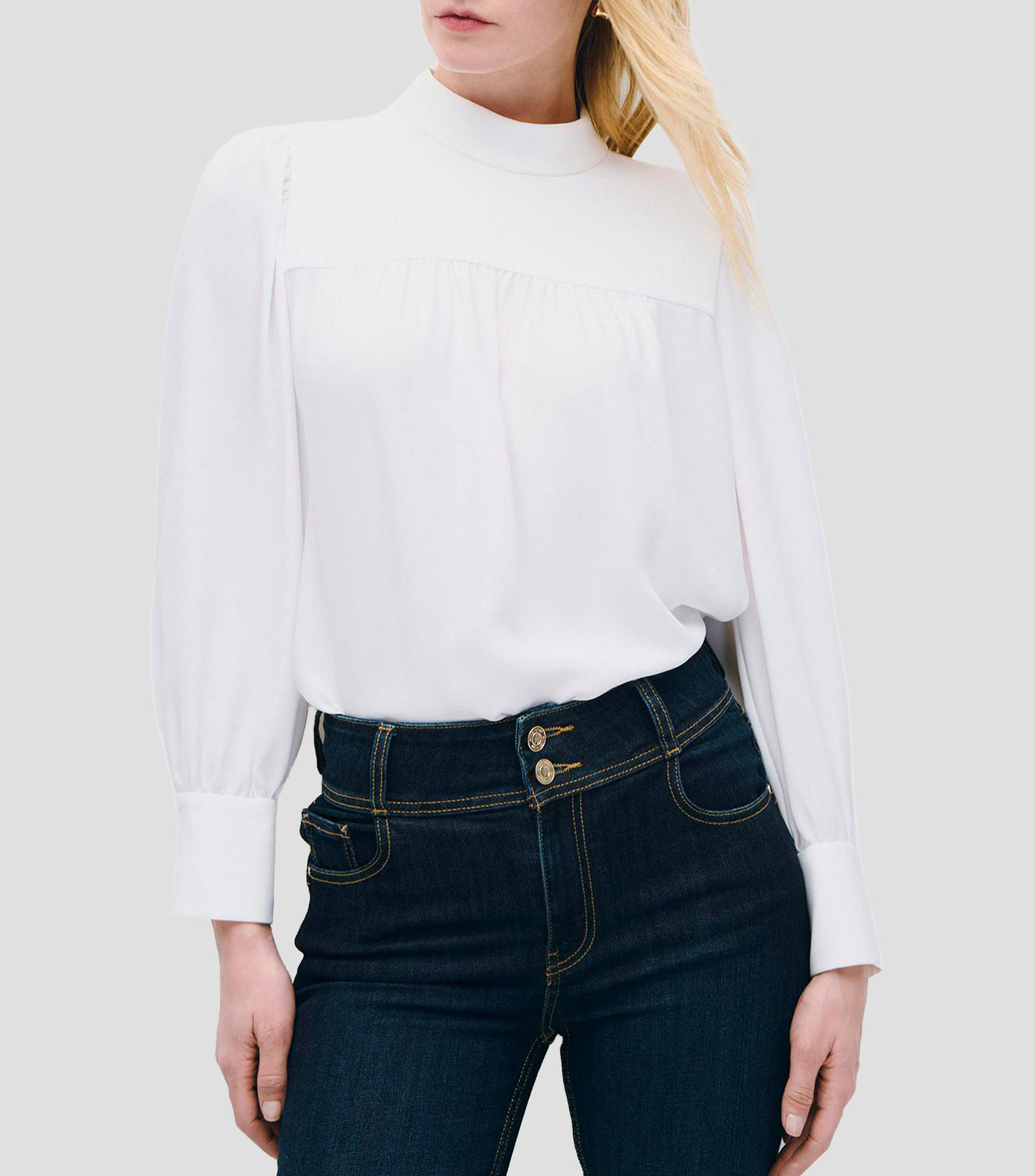 Blusa cuello alto frunces y canesú Mujer
