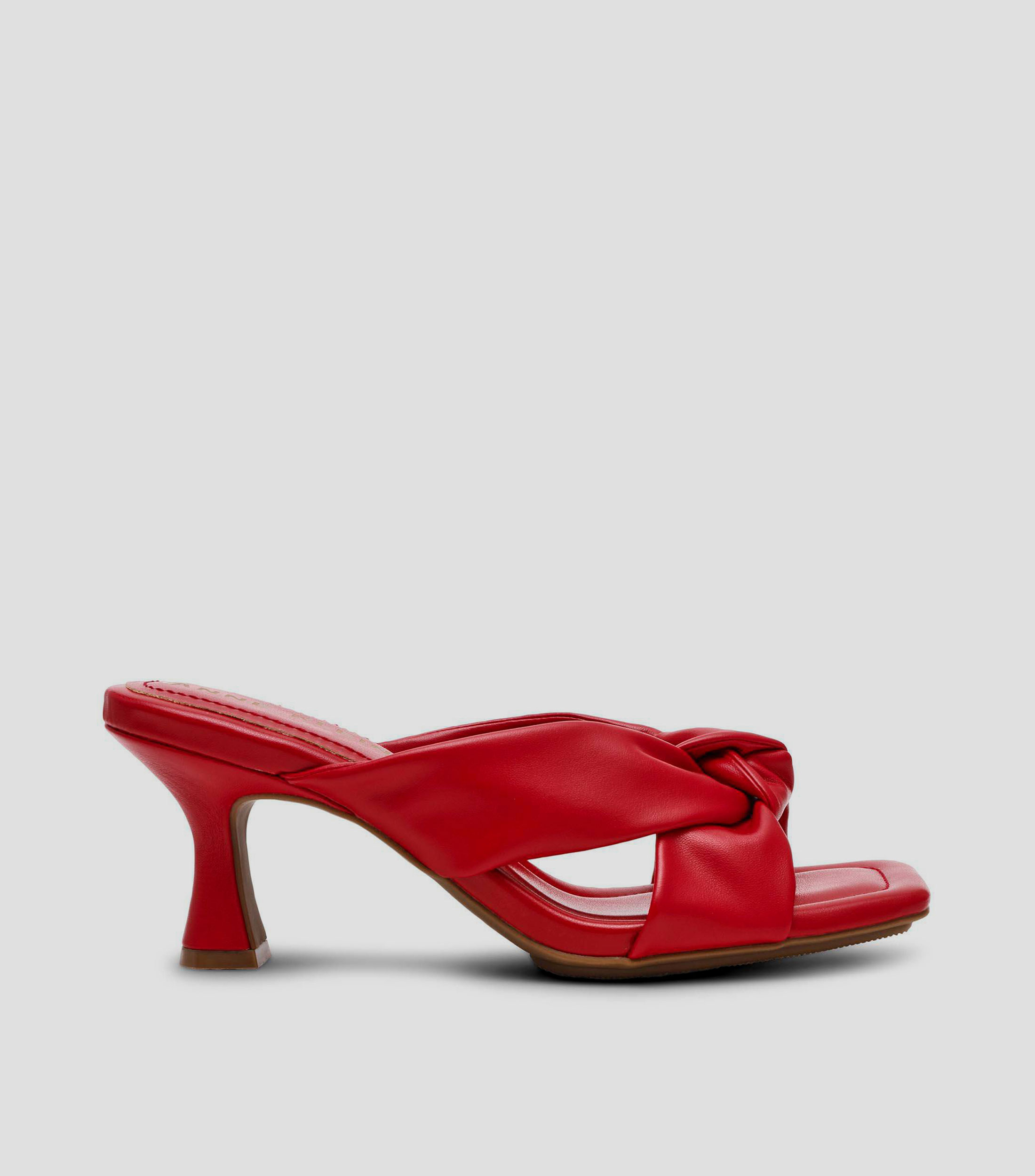 Sandalias con tacón bajo de aguja Mujer