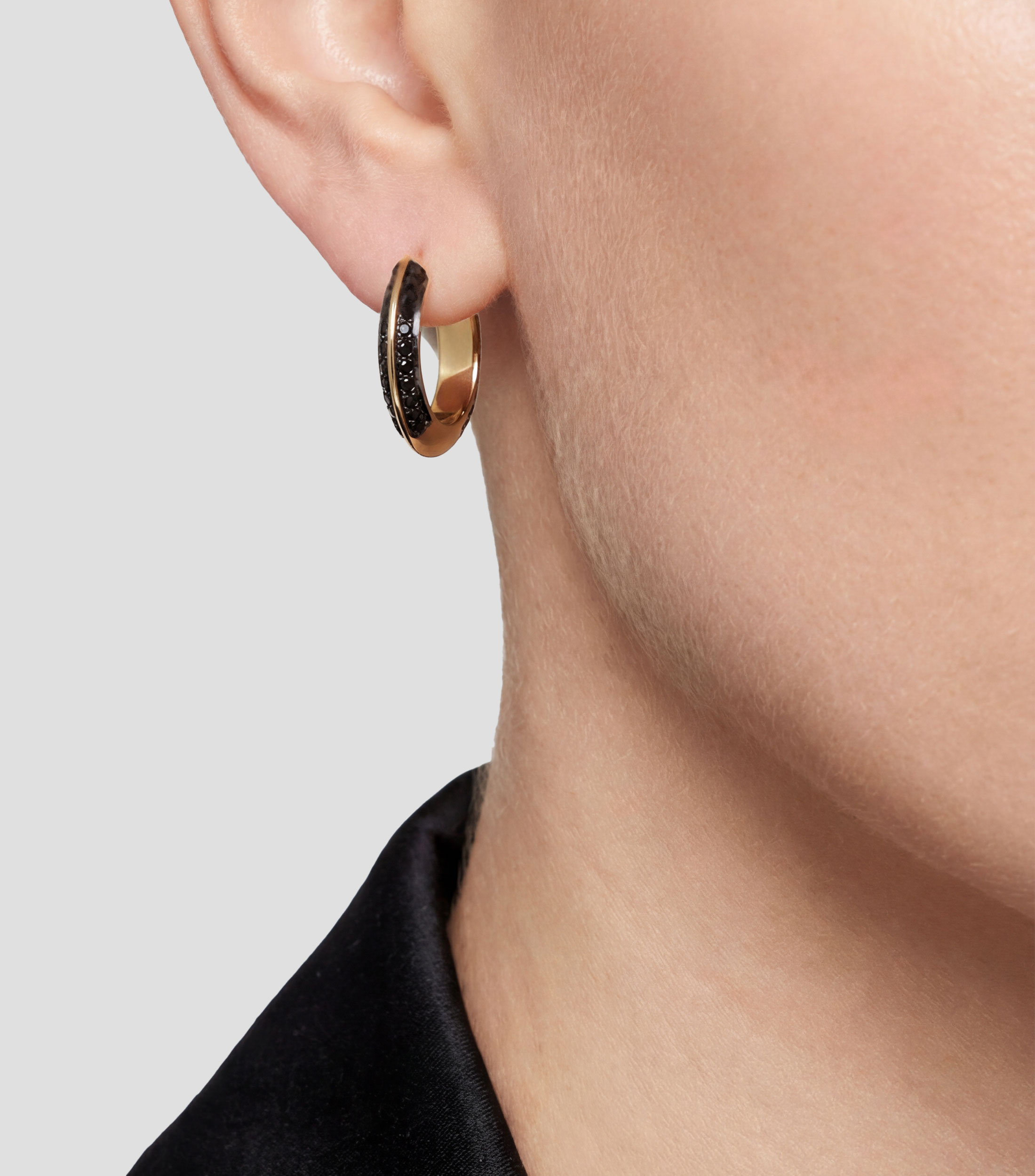 Aretes en oro amarillo de 18 kilates con diamantes negros Mujer