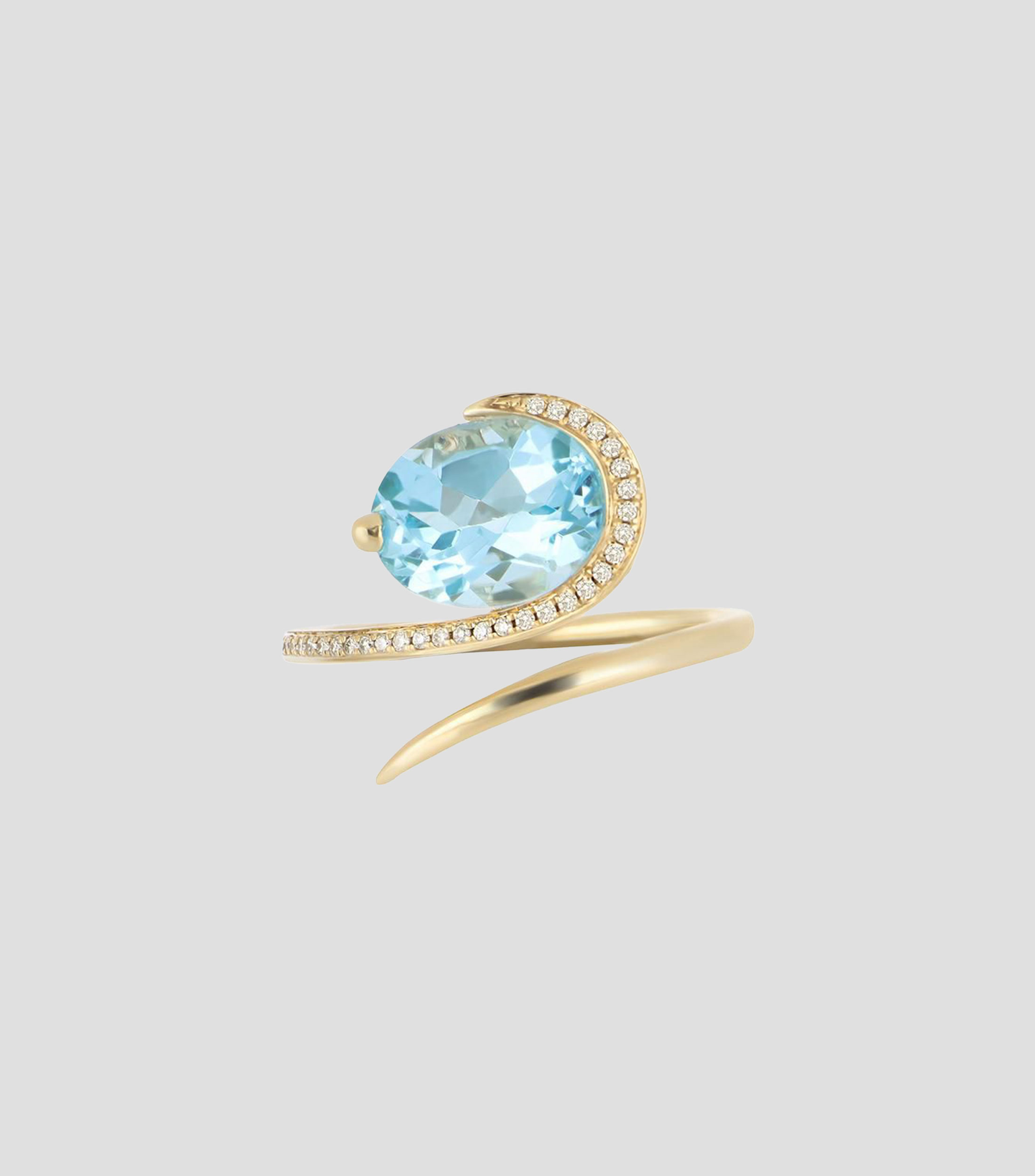 Anillo en Oro de 18 Kilates con Piedras Mujer