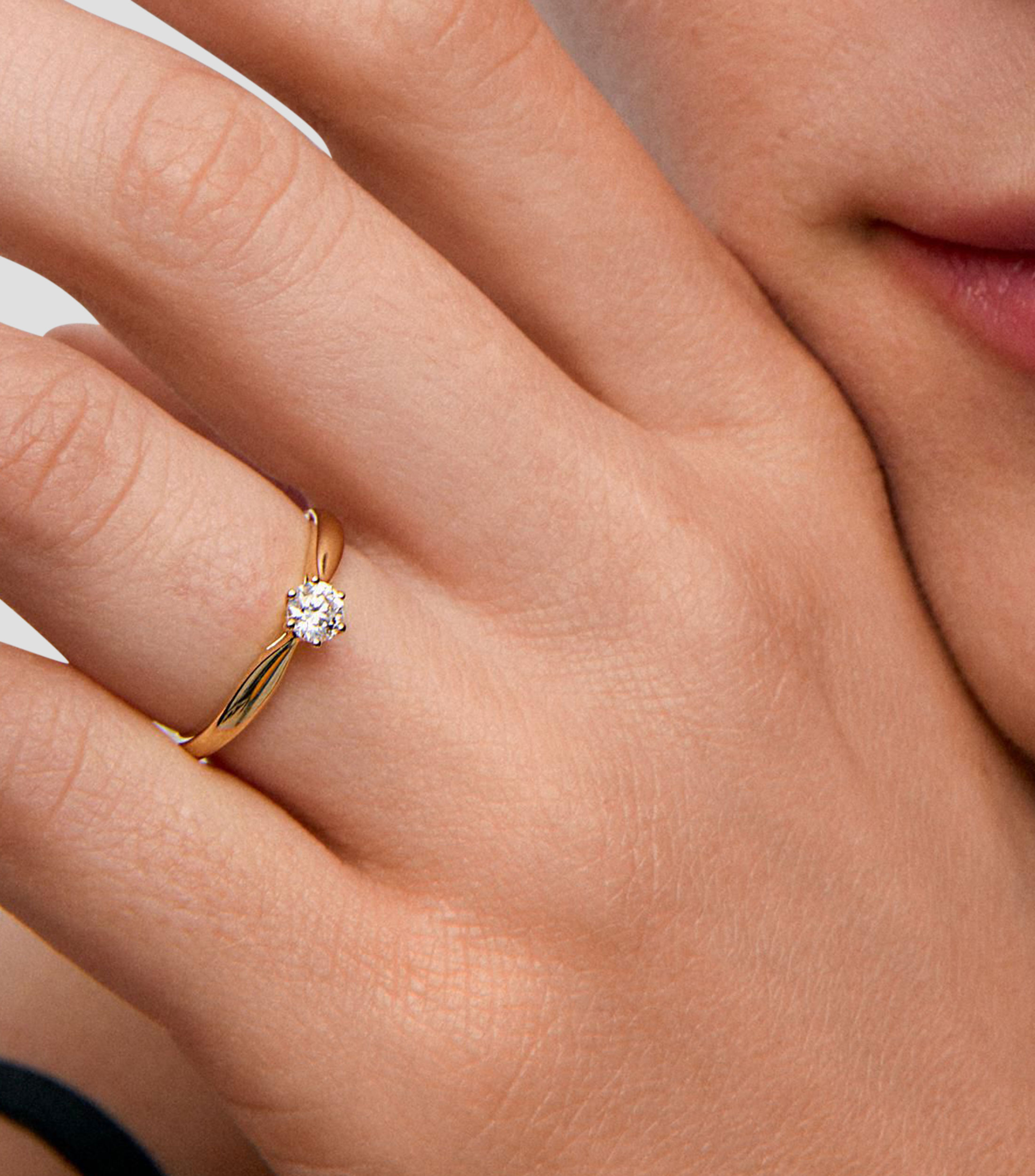Anillo solitario en Oro amarillo de 18 Kilates con diamante Mujer