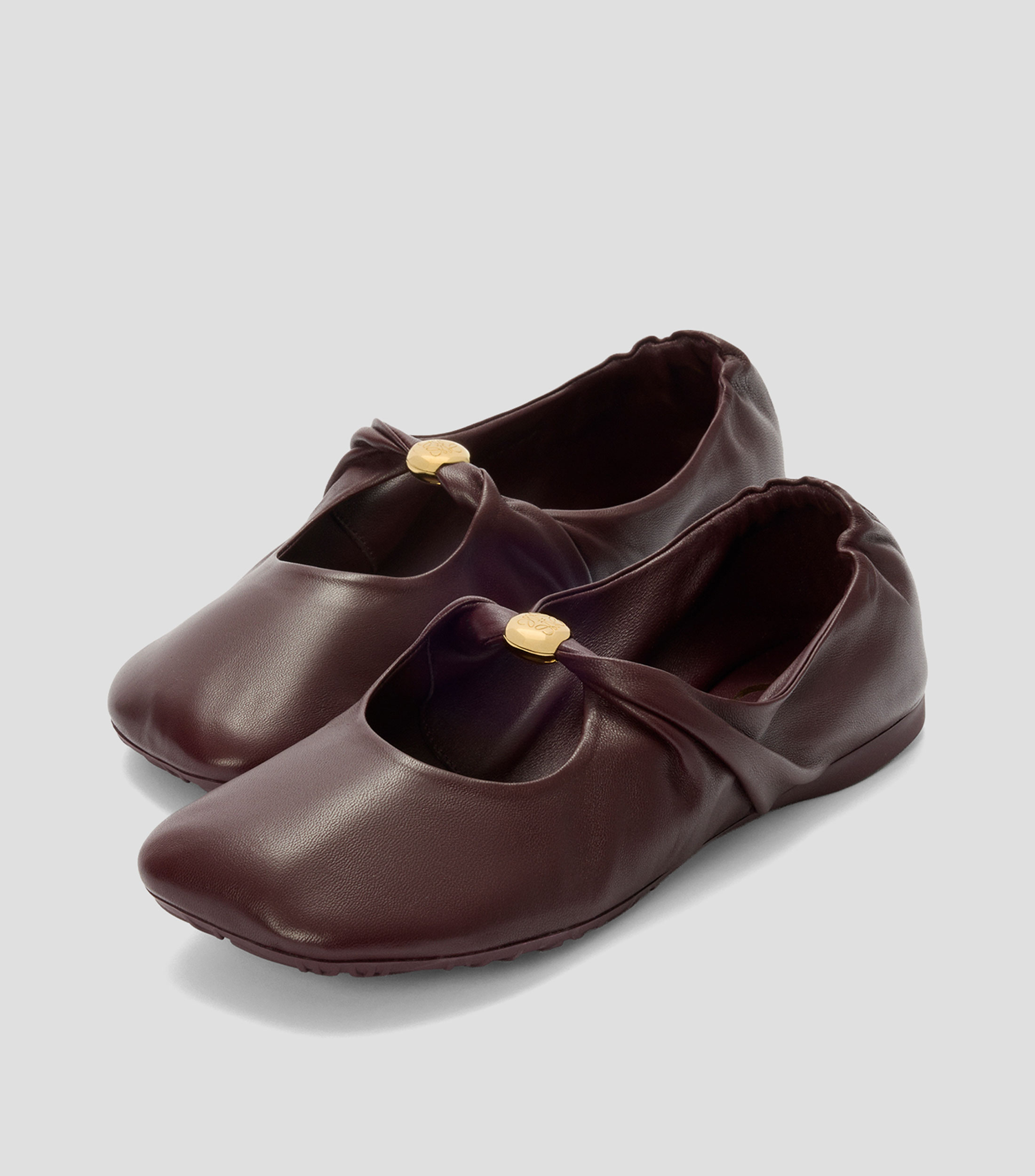 Flats en piel con elemento metálico Mujer