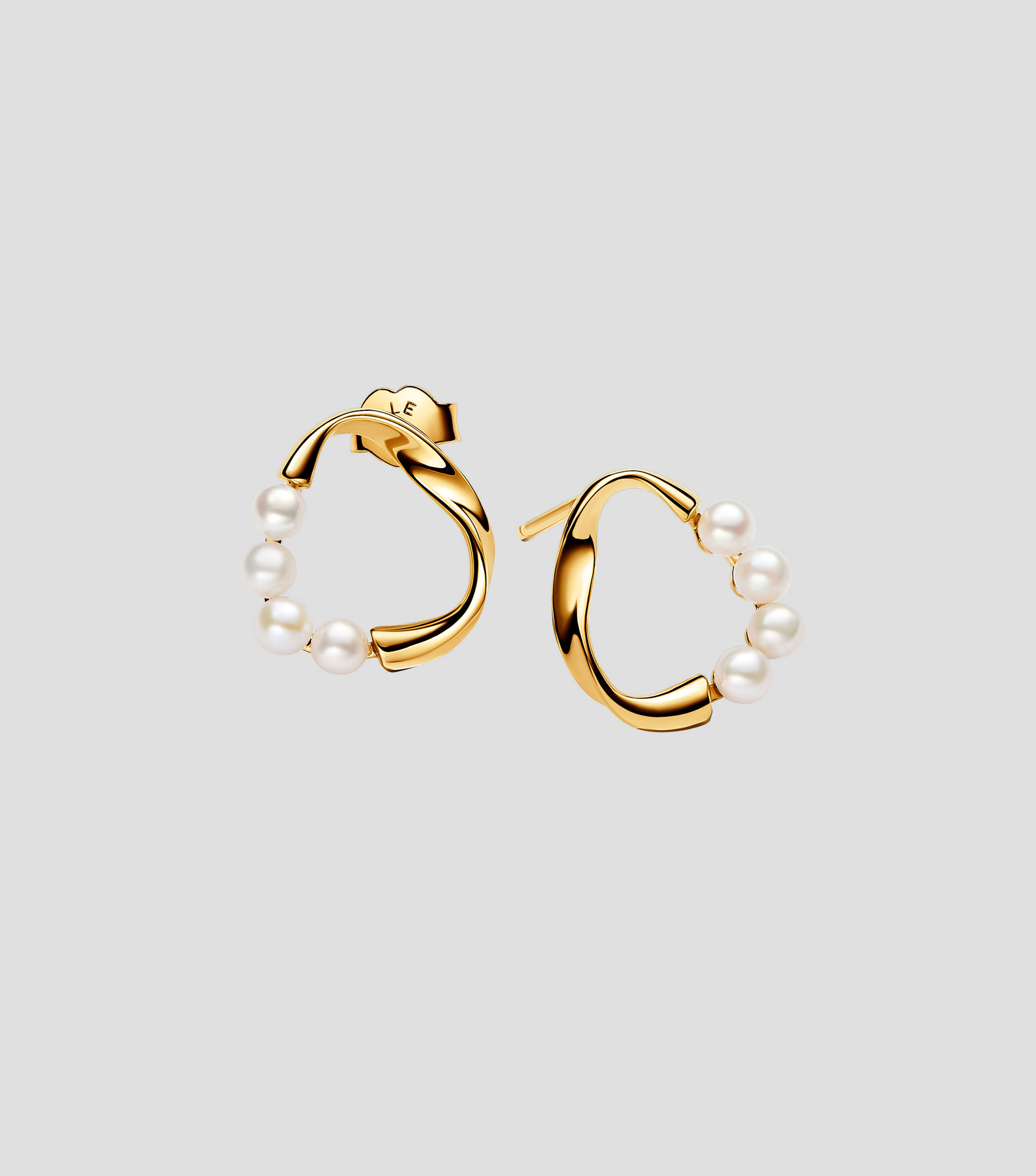 Aretes con forma orgánica y perlas Mujer
