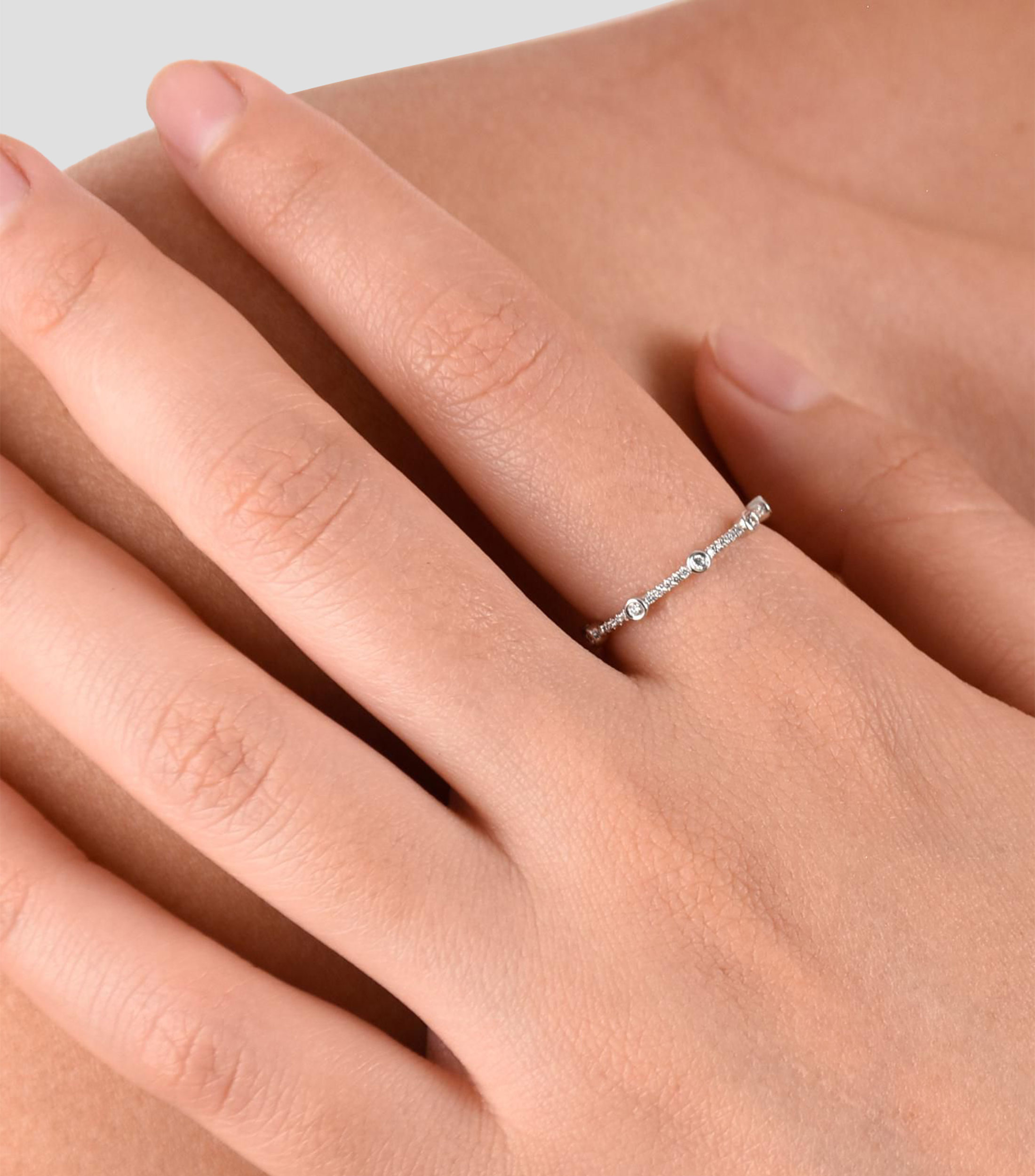 Anillo en Oro Blanco de 14 Kilates con Diamante Mujer