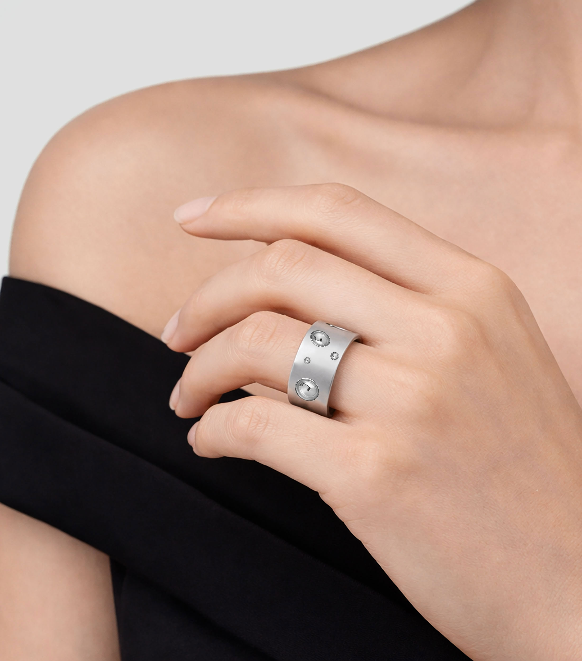 Anillo en Oro 18 Kilates con Mujer