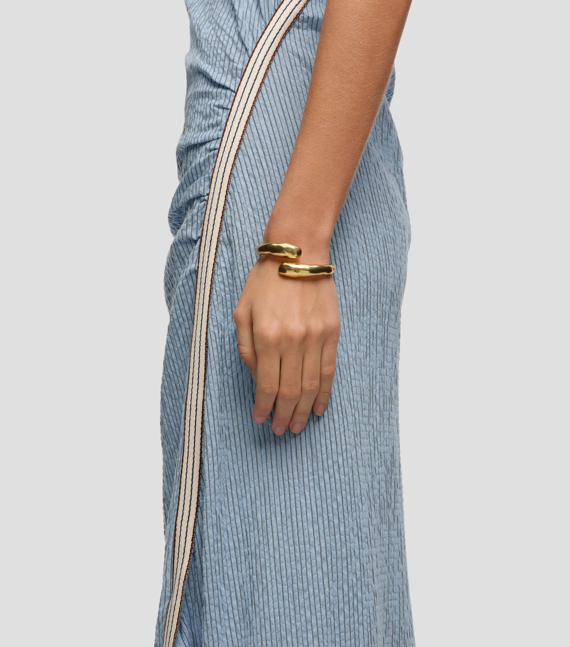 Pulsera cruzada con textura Mujer