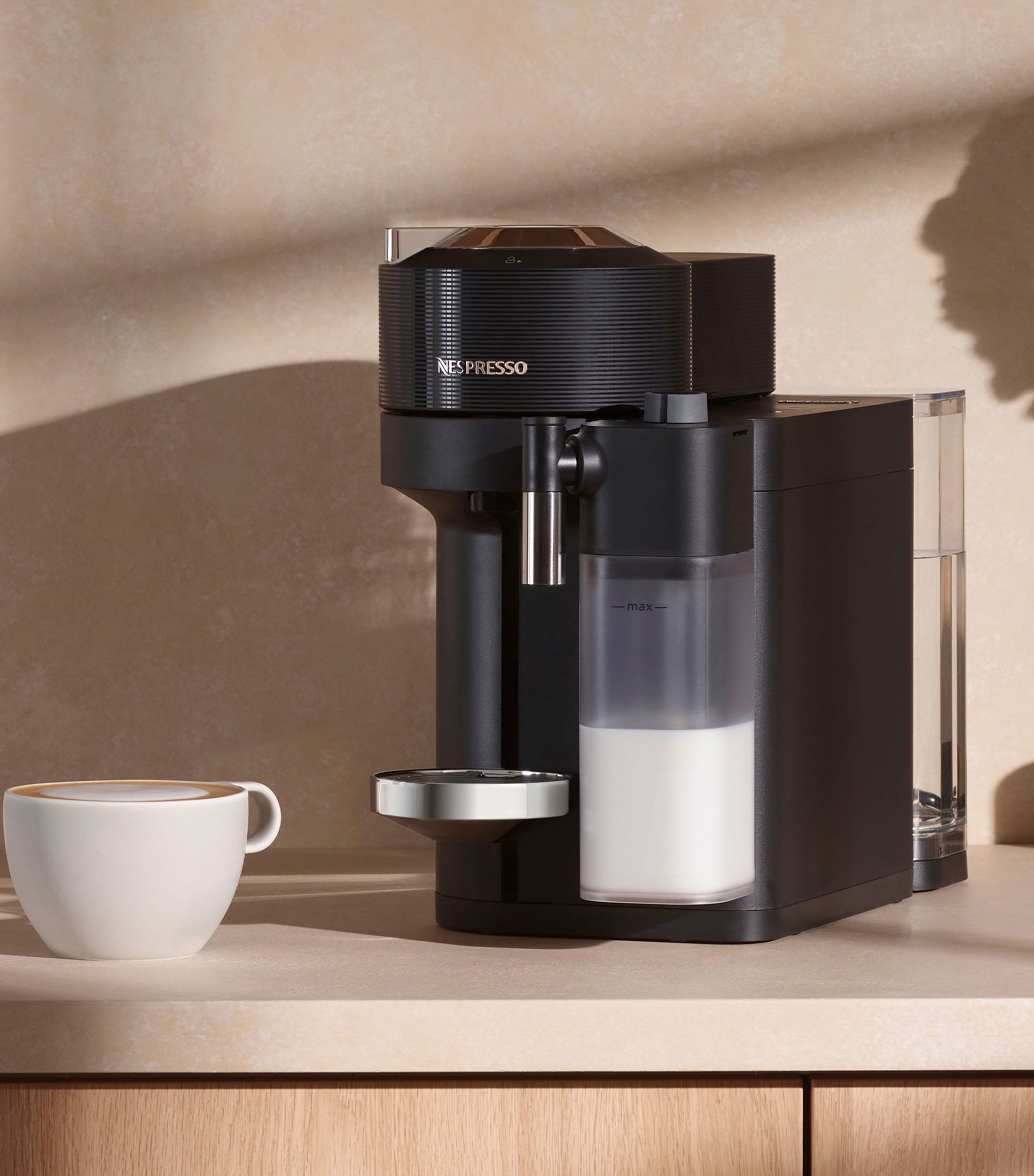 Cafetera Vertuo Lattissima negra