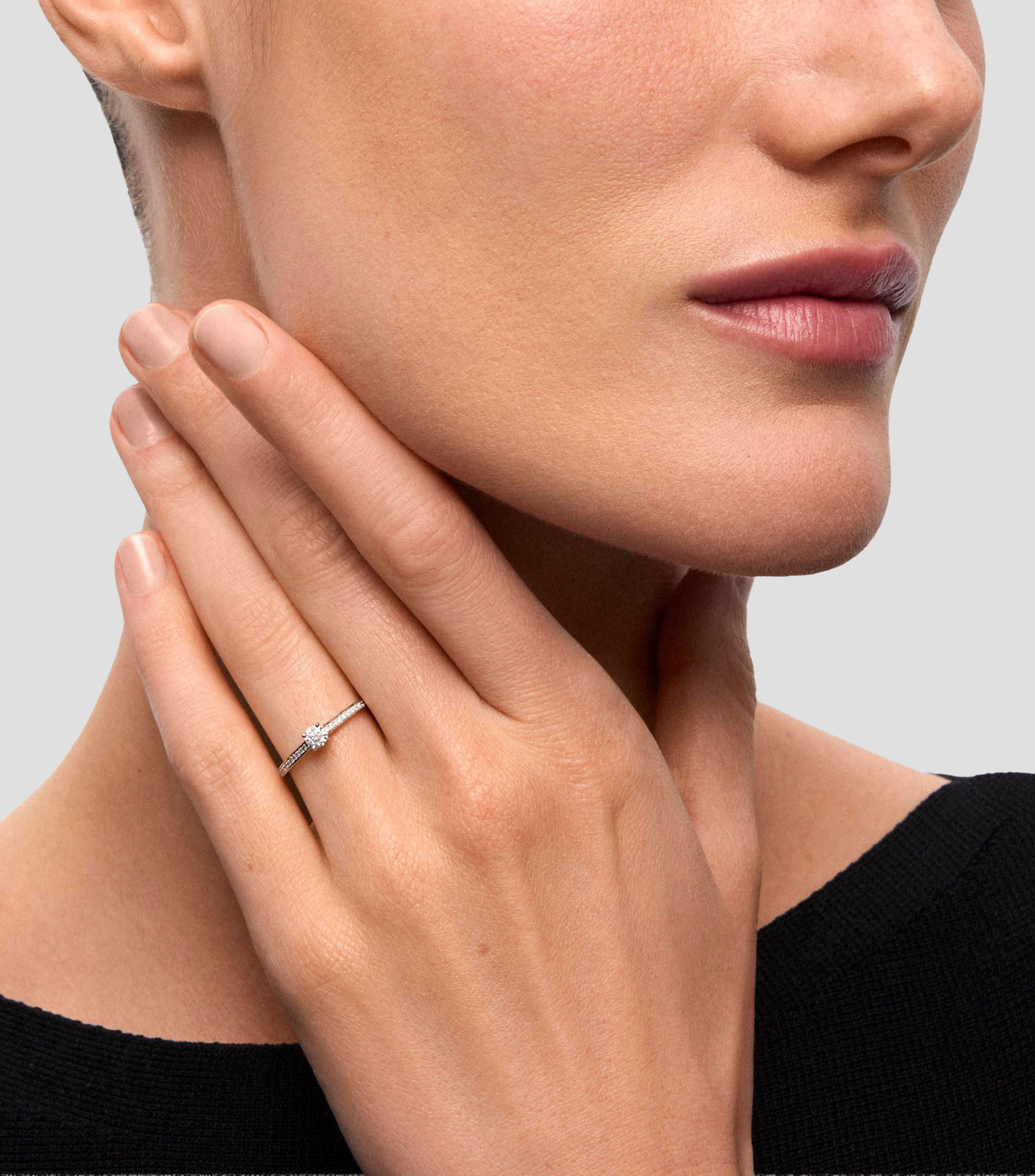 Anillo solitario en Oro blanco de 18 Kilates con diamante Mujer