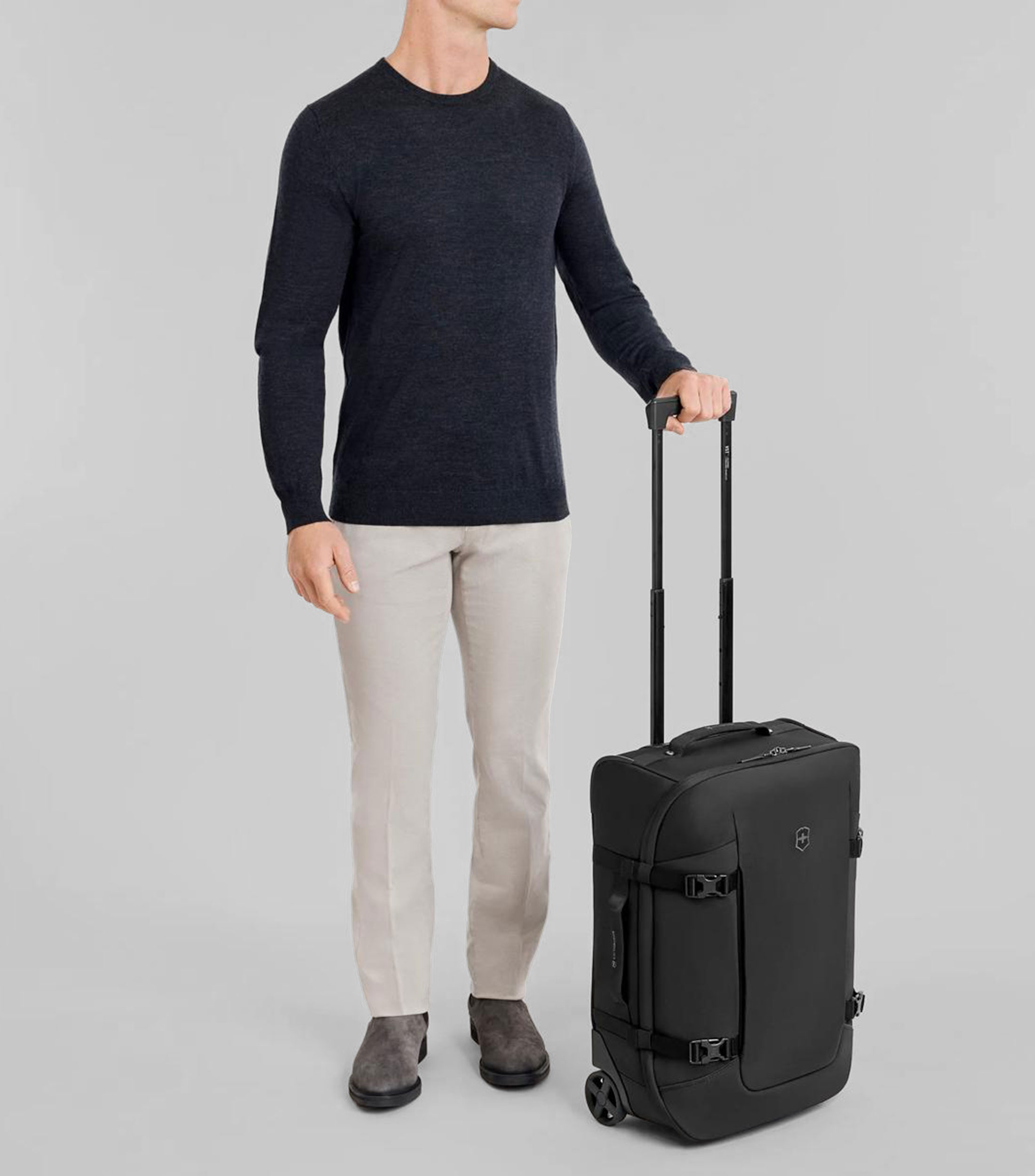 Maleta de viaje Altmont Modern Wheeled Duffel negra