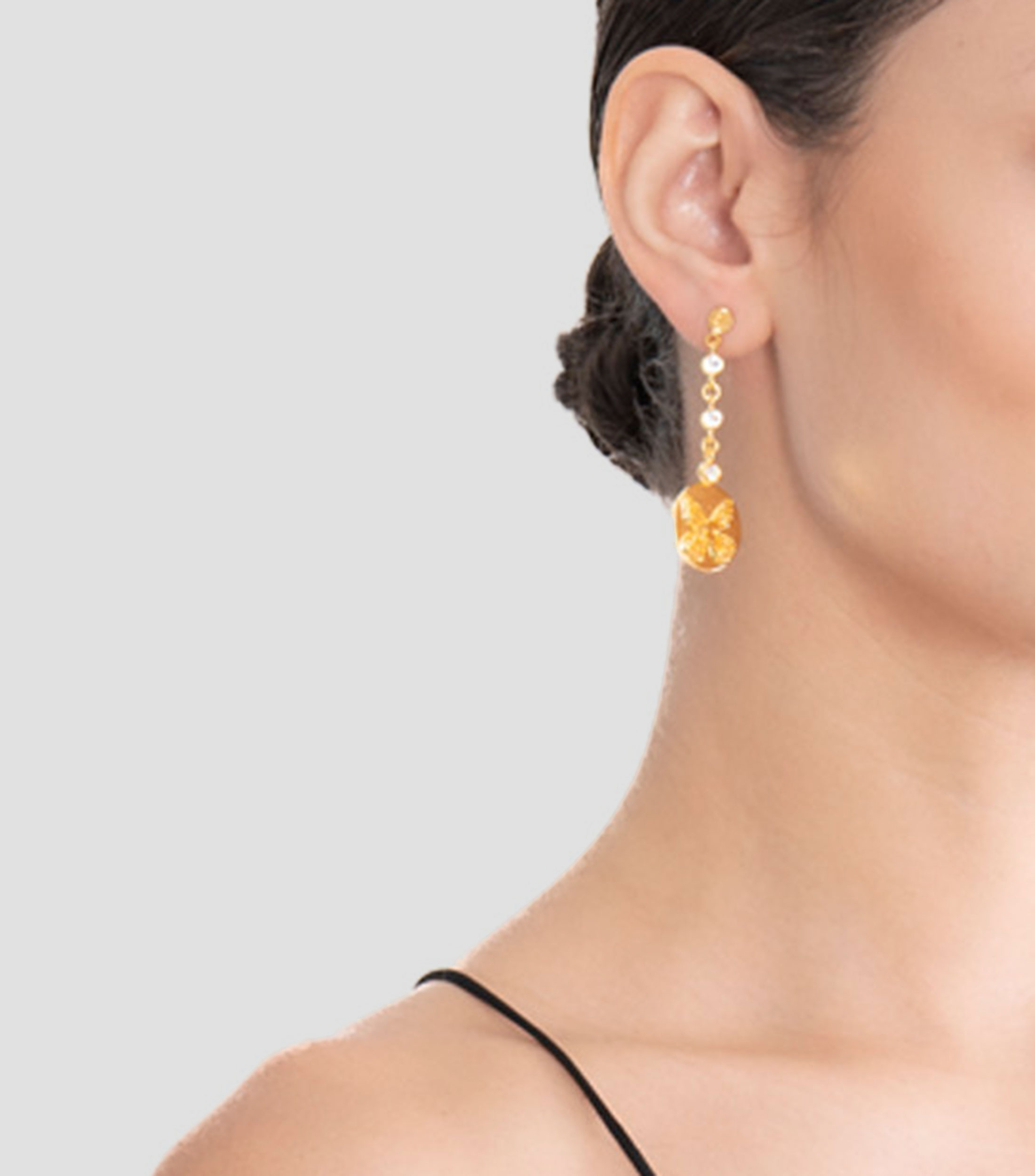 Aretes en forma de moneda con mariposa monarca grabada y zirconias Mujer