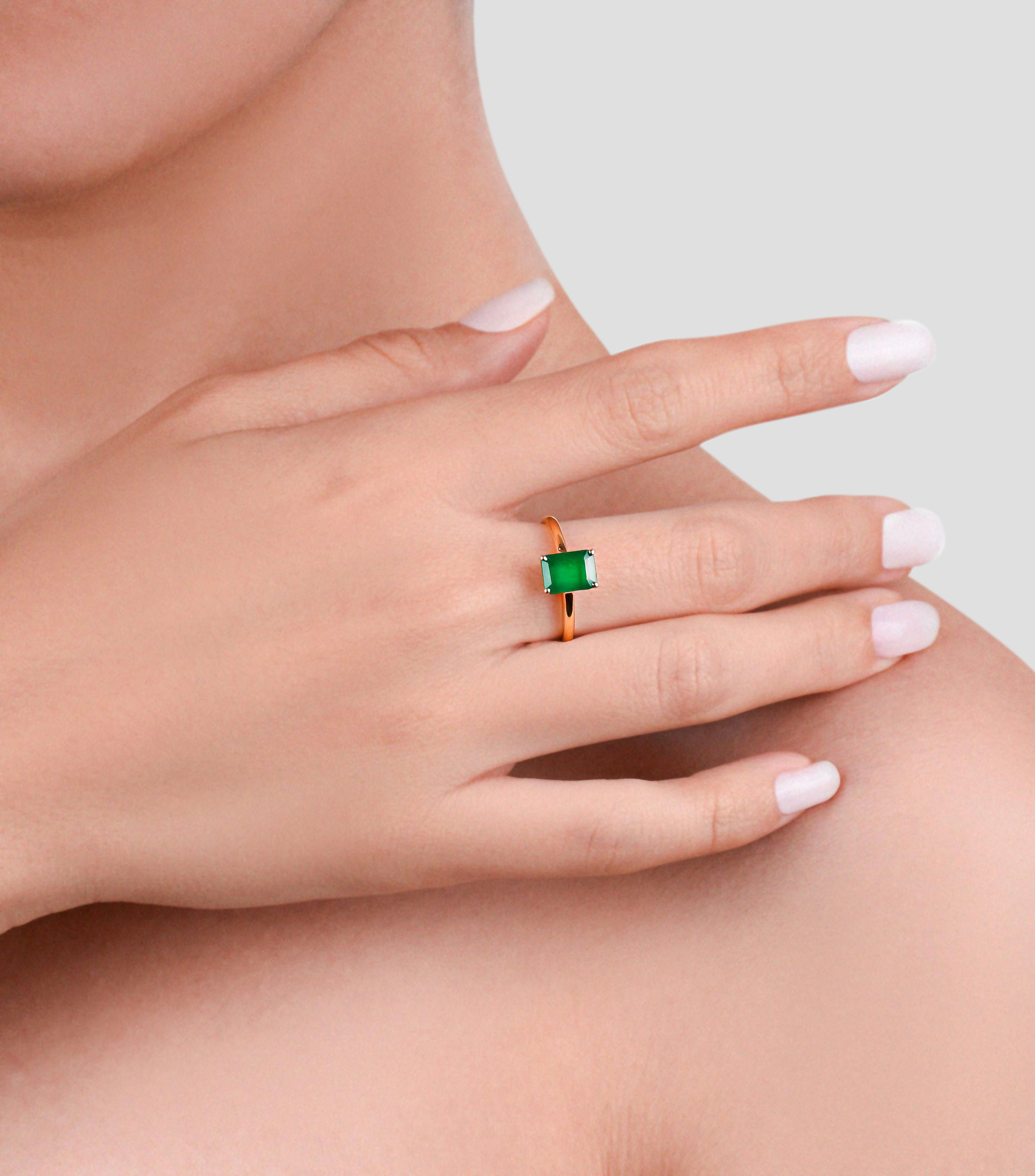 Anillo en Oro amarillo de 18 Kilates con esmeralda Mujer