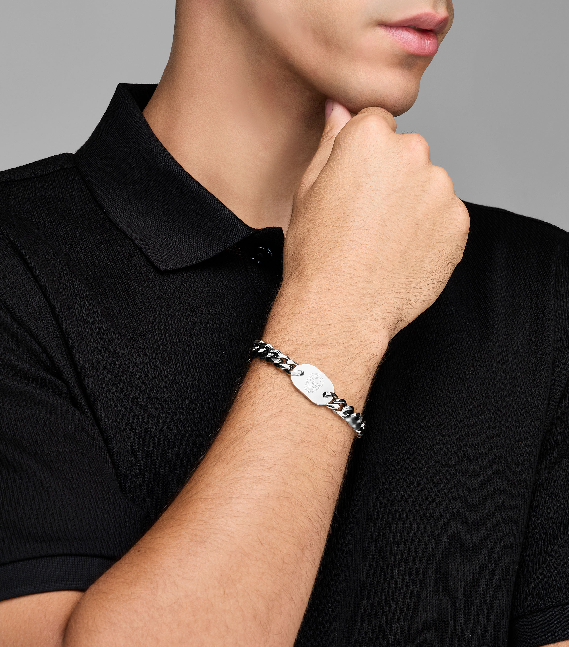 Brazalete con placa de calavera grabada Hombre