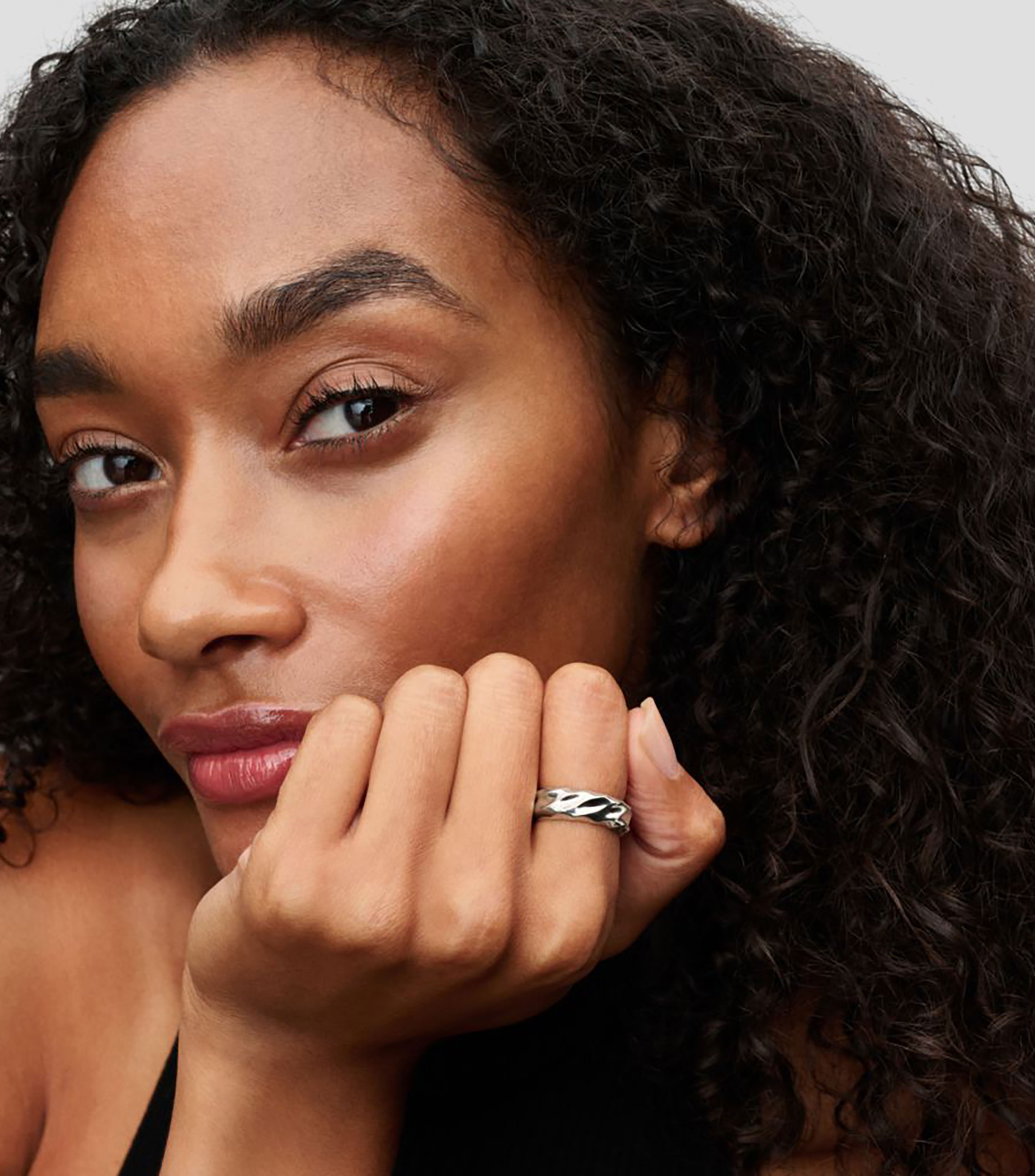 Anillo con Banda Ancha Ondulada Mujer