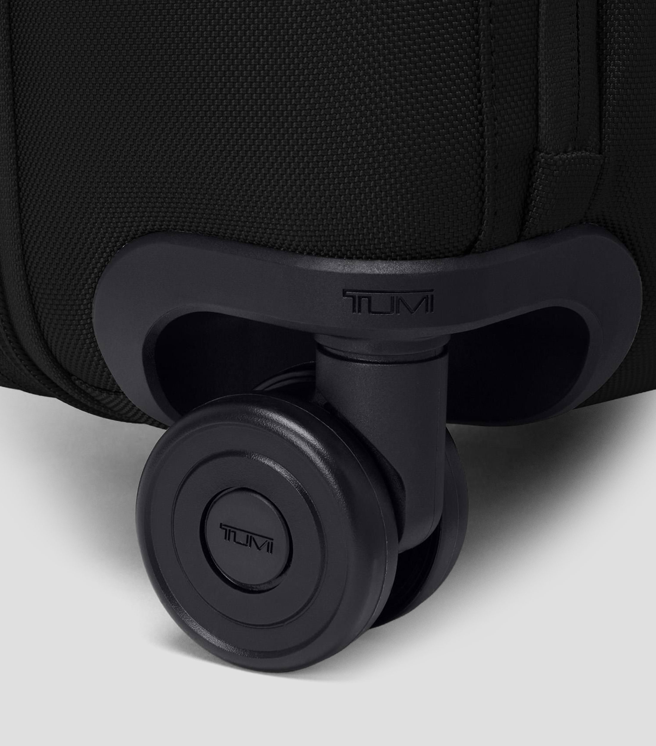 Maleta de viaje suave Alpha Dual Access Checked Negra