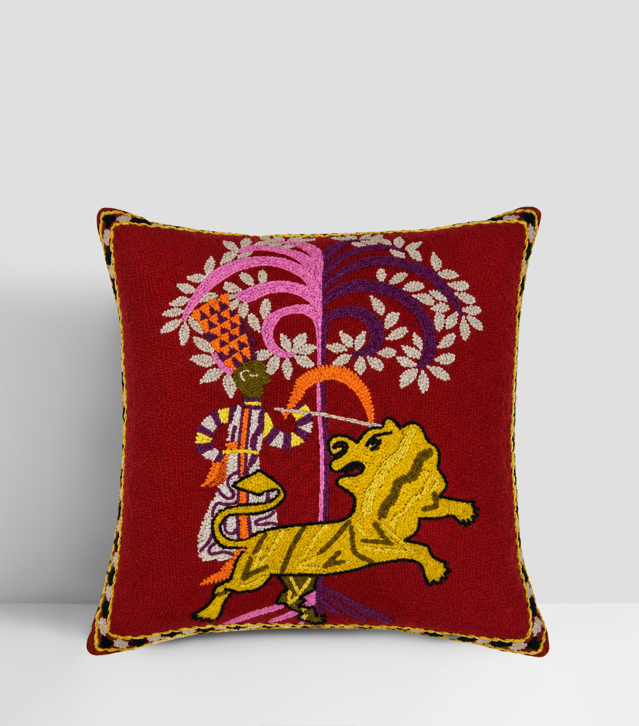 Cojín decorativo ancestral con bordado