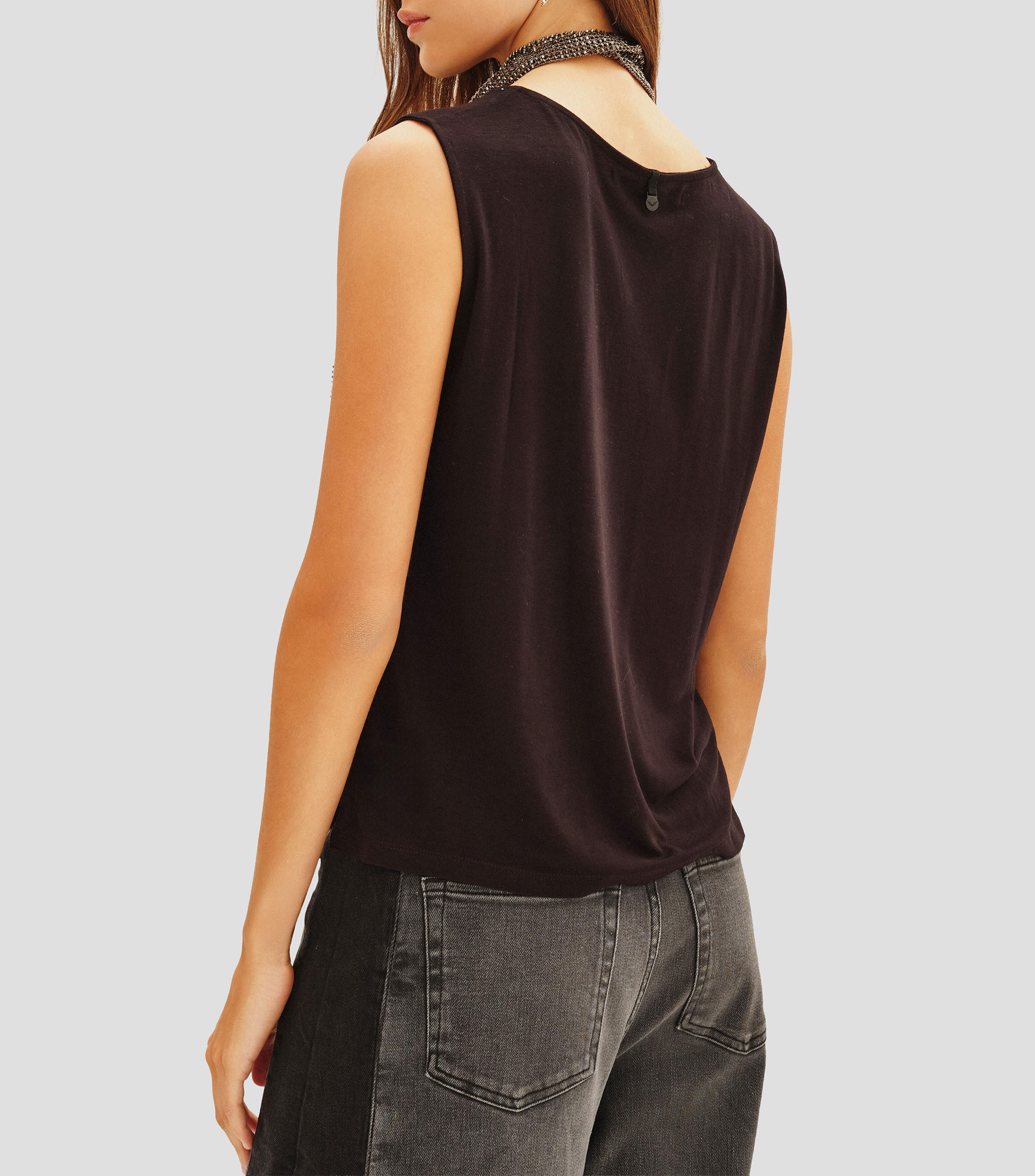 Playera cuello V sin mangas lisa con detalle decorativo Mujer