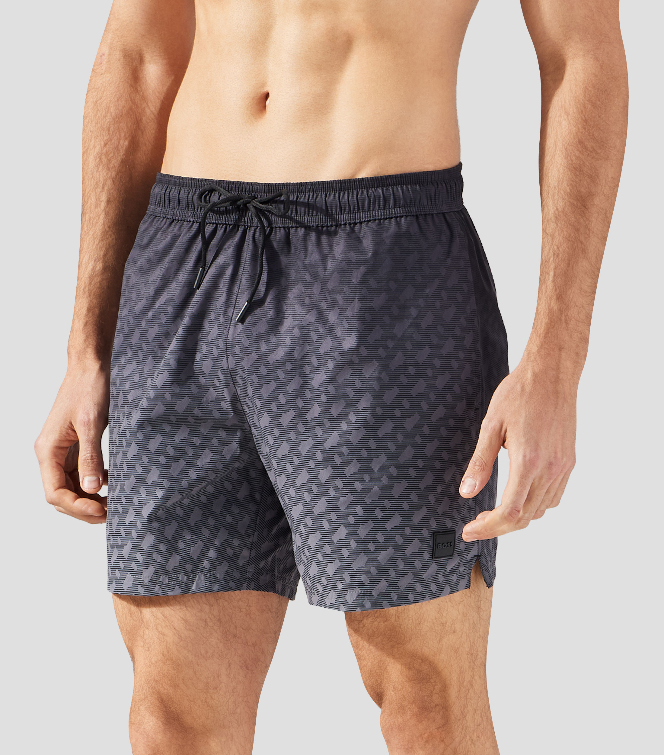 Traje de baño largo con insignia de logo y estampado de monogramas en degradado Hombre