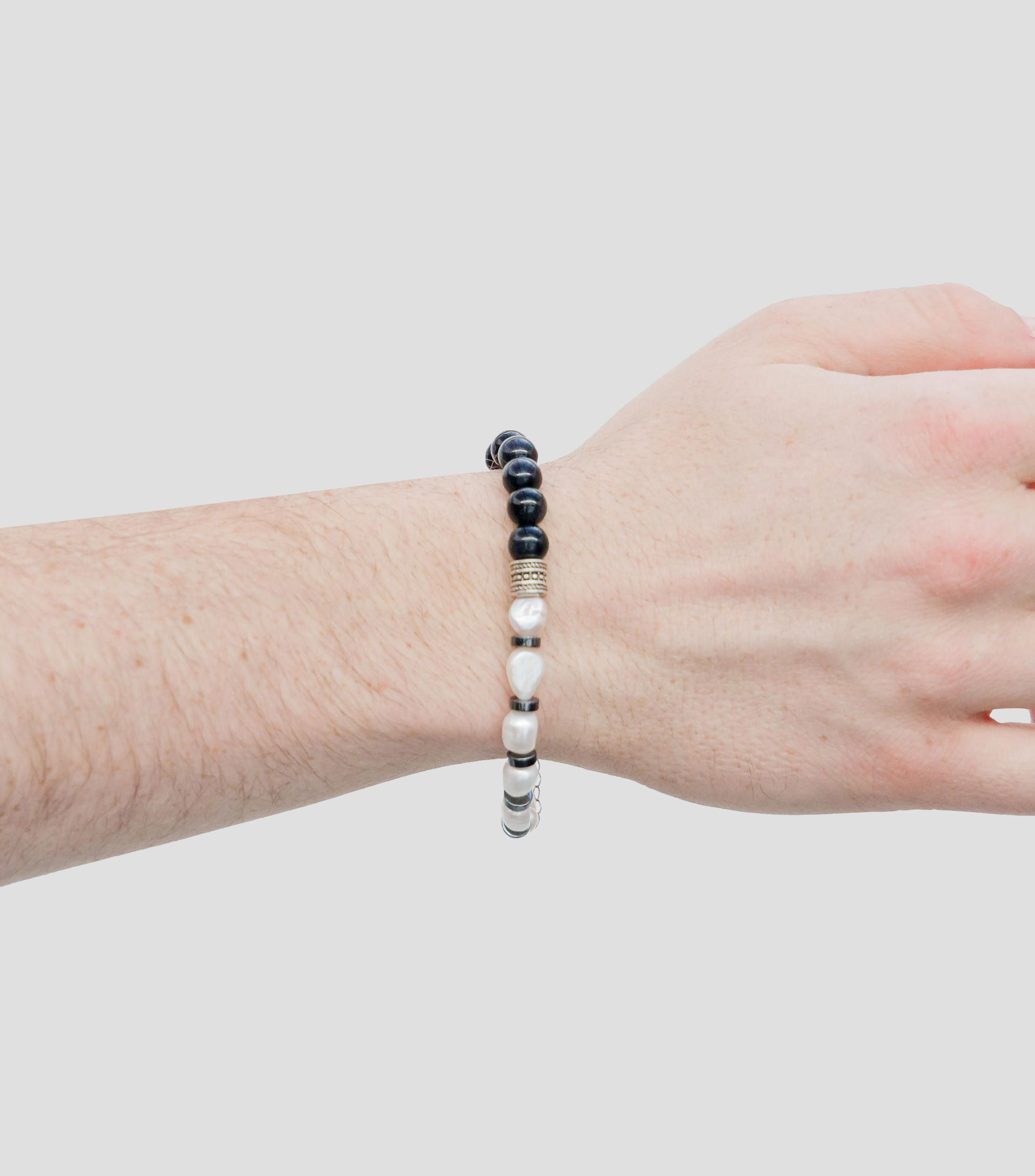 Brazalete en plata 925 con perlas y cuentas de piedra negras Hombre