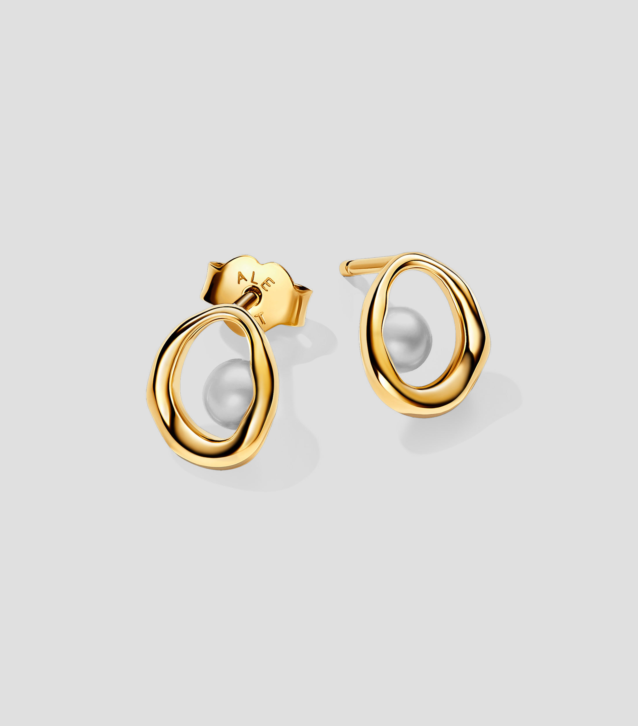 Aretes con forma orgánica y perlas Mujer