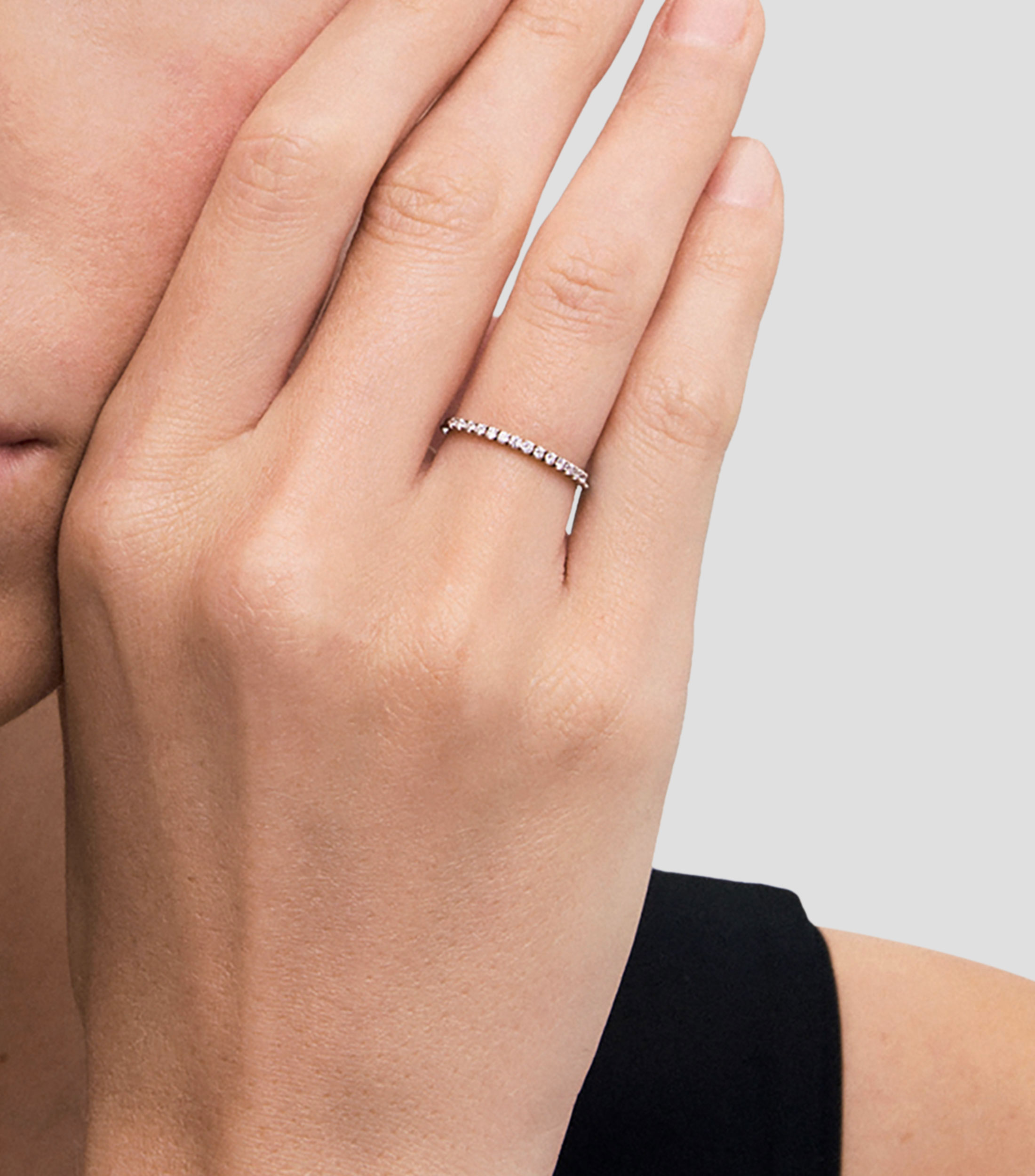 Anillo Media alianza en Oro de 18 Kilates diamantes Mujer