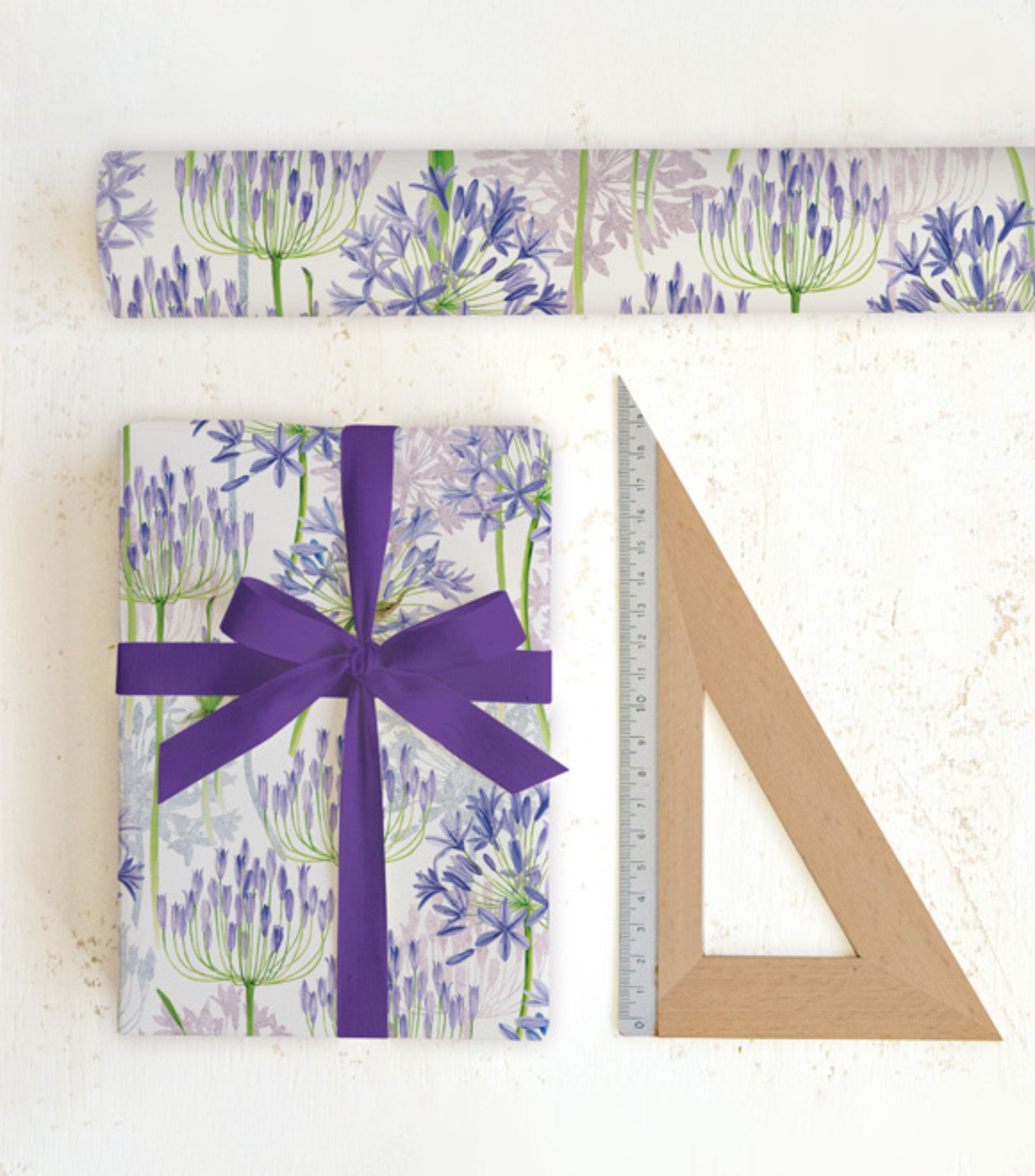 Pliego de papel Tassotti Flores lilas 50 x 70 cm