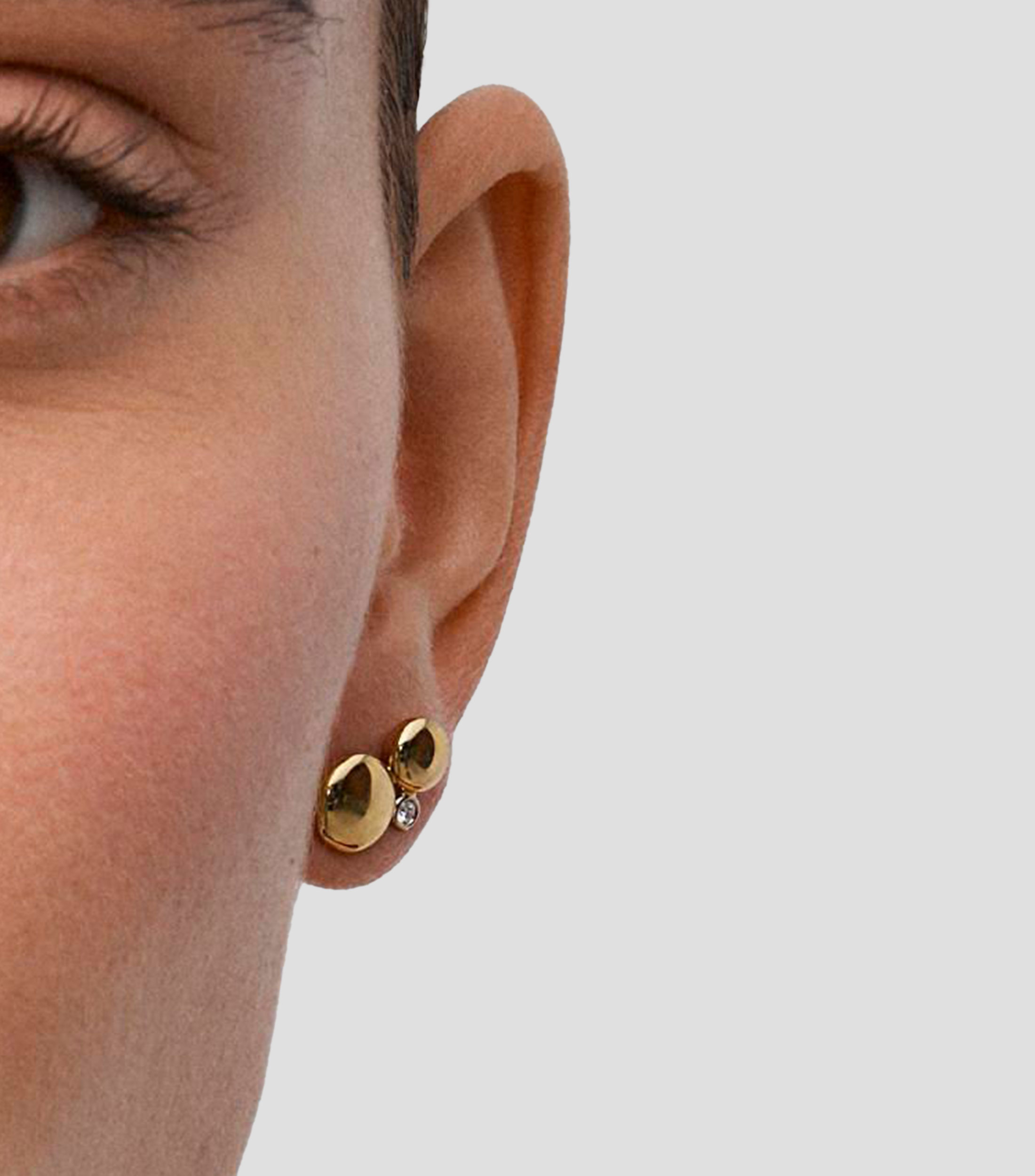 Aretes en Oro amarillo de 18 Kilates con 2 diamantes en talla brillante y motivos de esfera Mujer