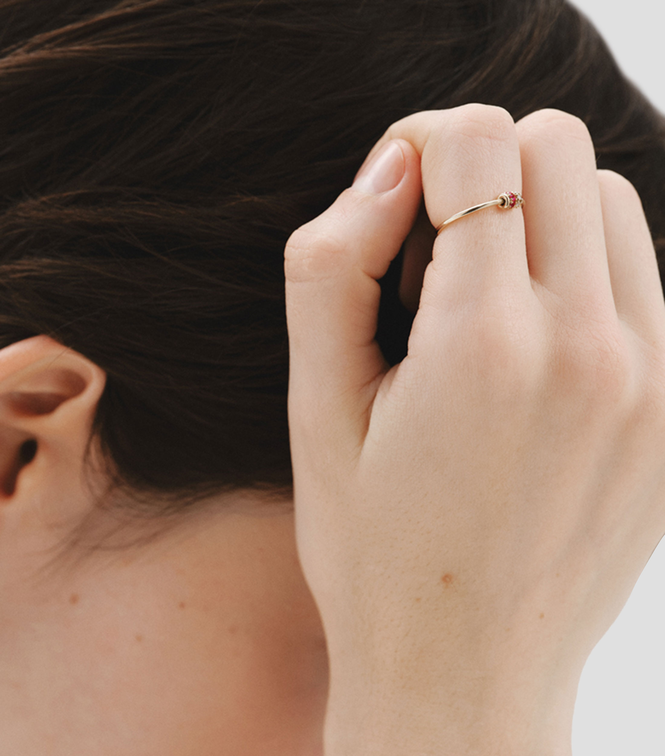 Anillo en Oro amarillo con rubís y diamantes Mujer