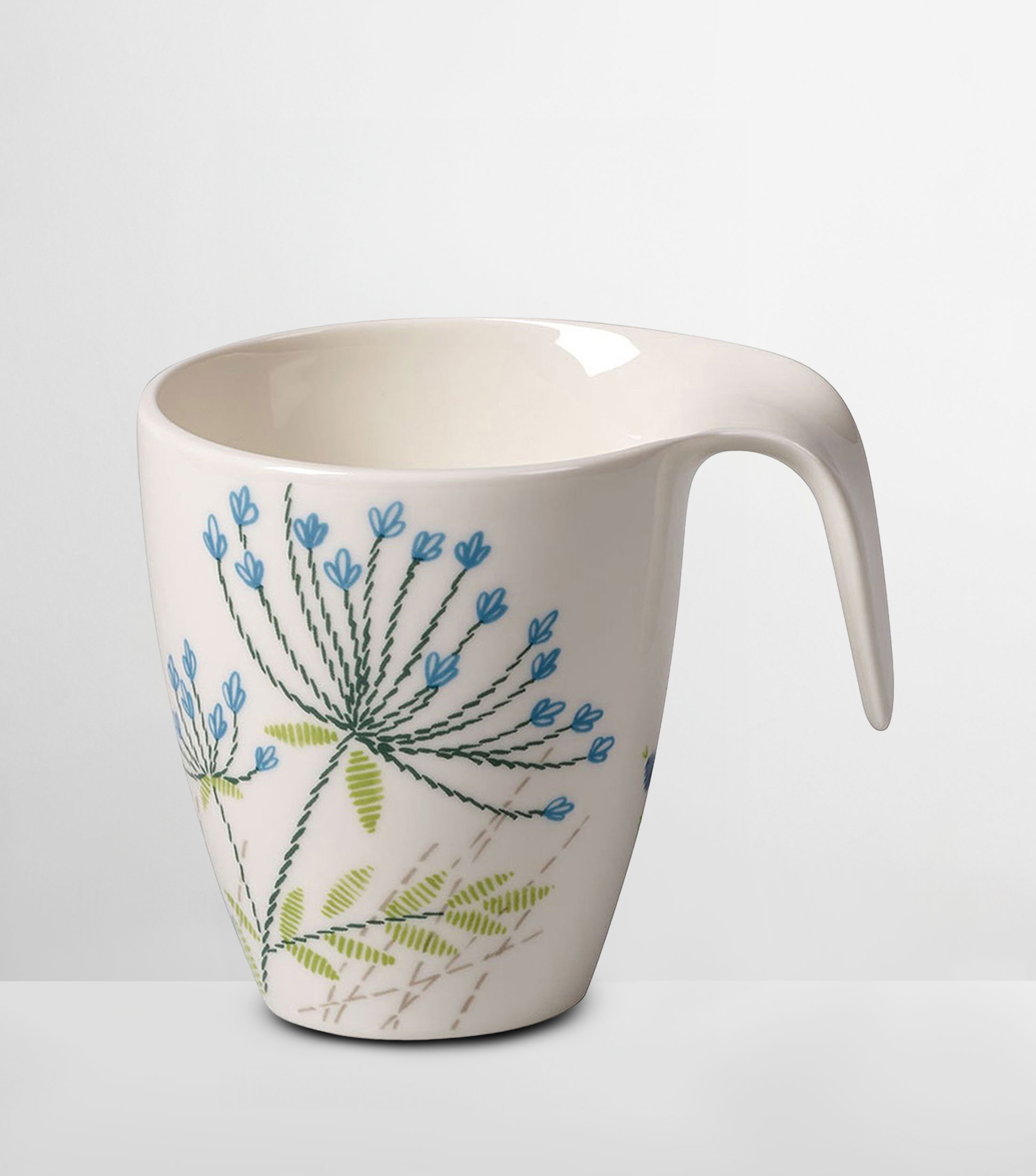 Taza con diseño floral estilizado