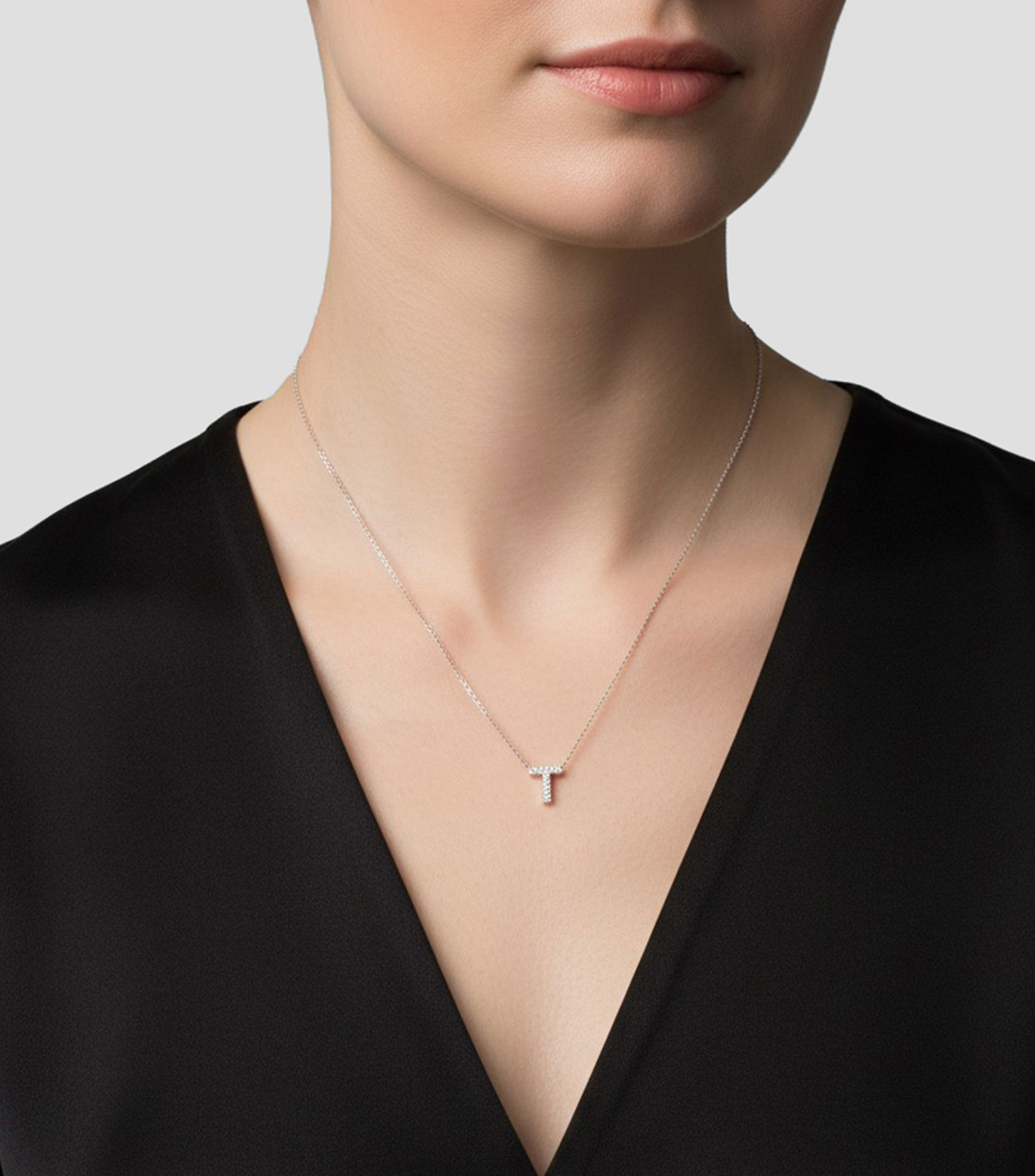 Collar en Oro blanco con dije letra T Mujer