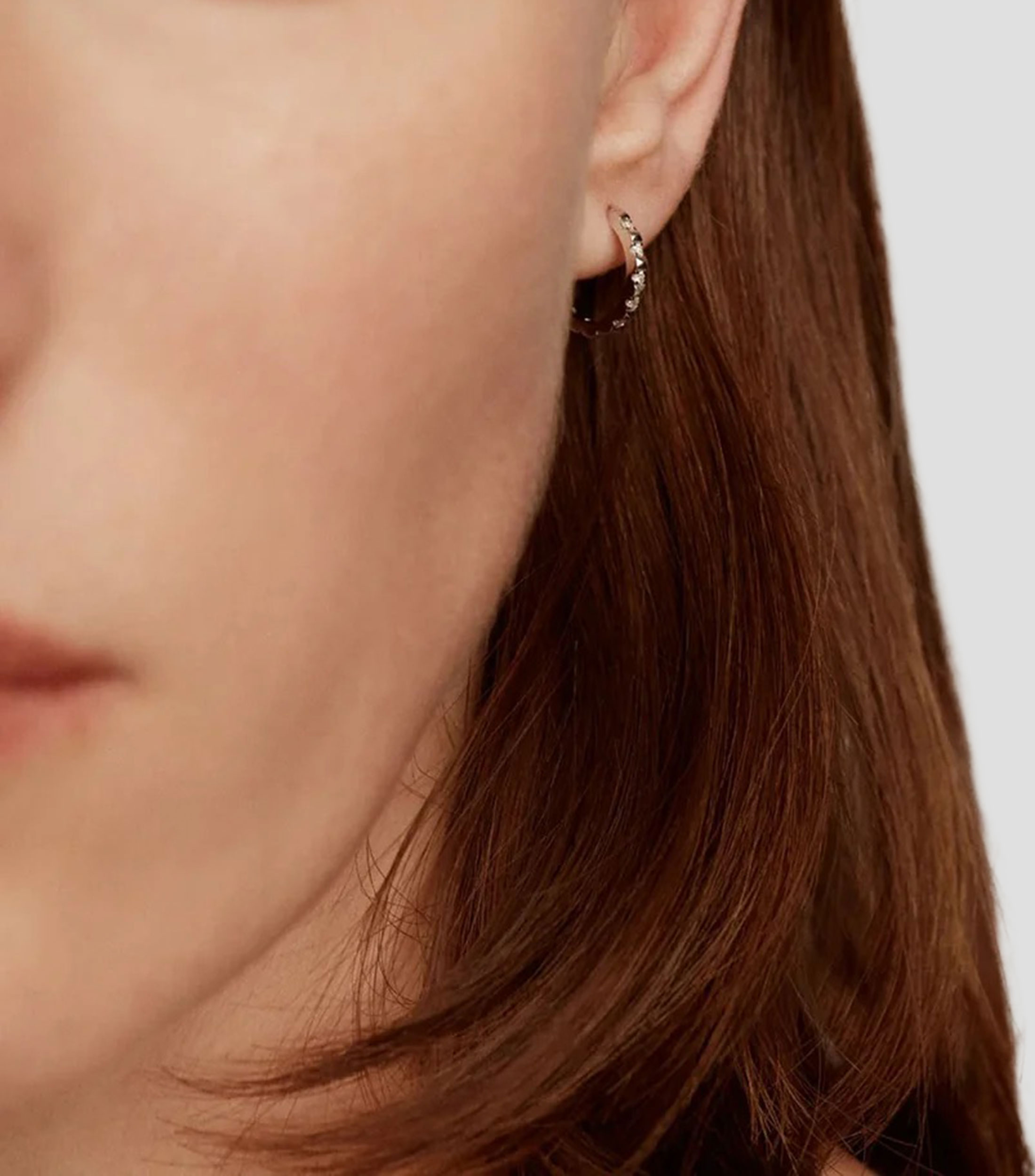Arete en oro blanco de 18 kilates con diamantes Ohcta Mujer